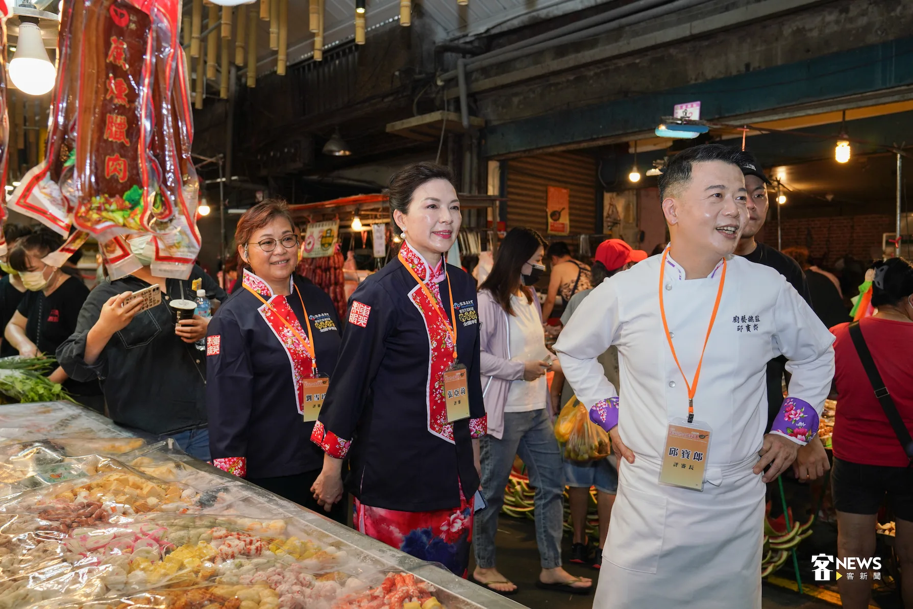 客家小炒評審團左起劉雪玲、張亞莉、邱寶郎，賽前與選手們一起去市場採買食材。洪俊傑攝