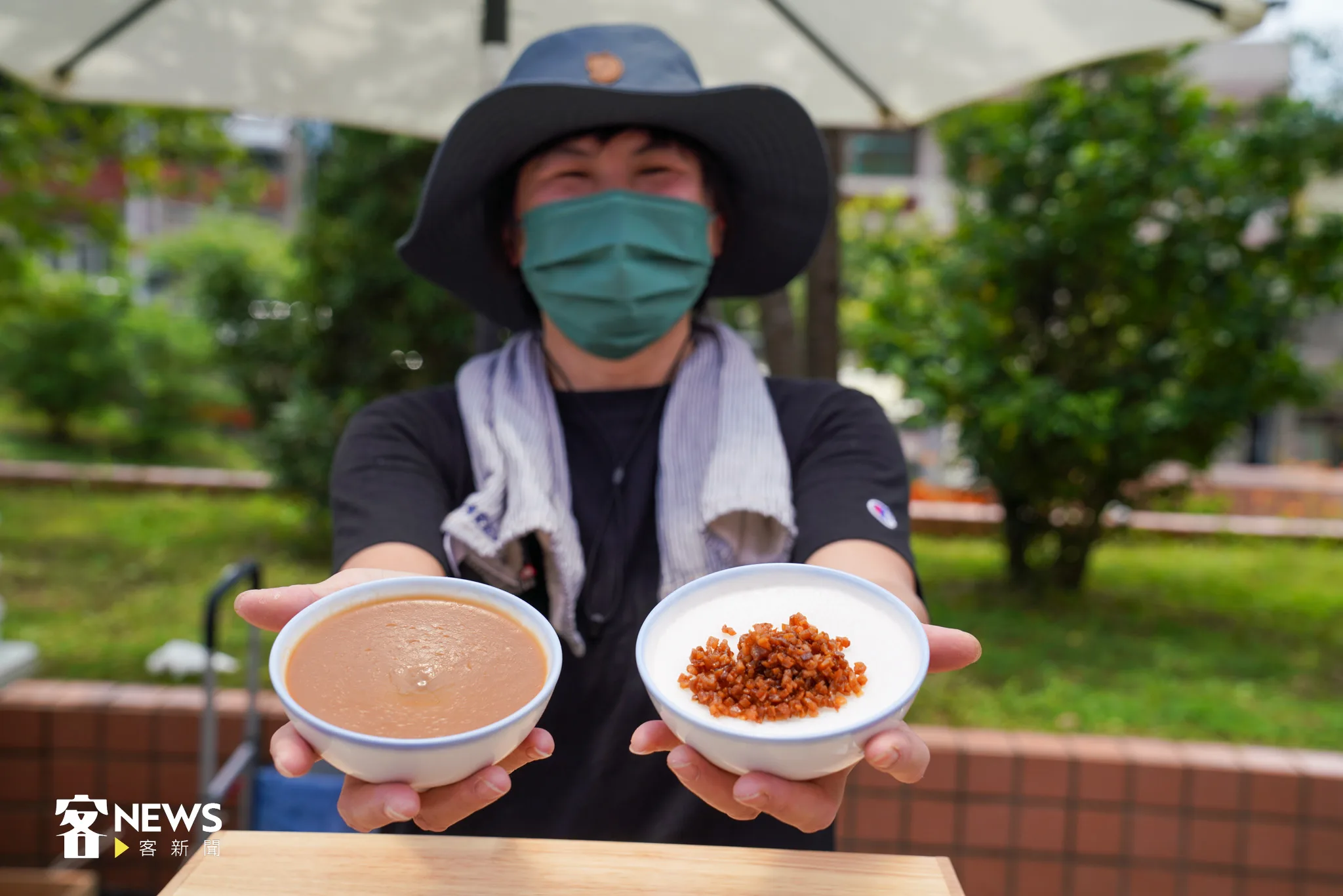 店家很用心準備客家相關的美食給大家品嚐。宋佩遙攝。