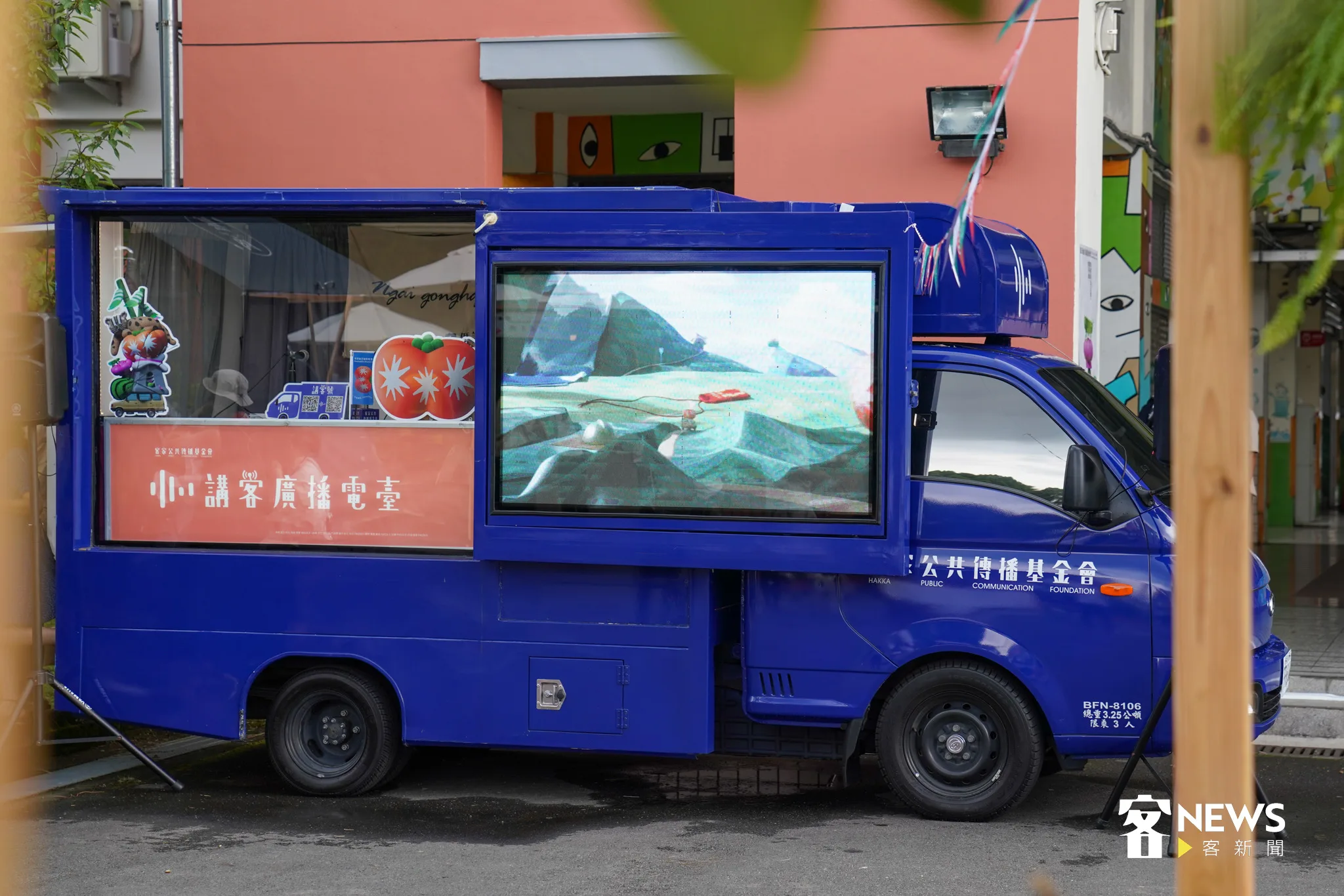 超可愛版的藝術季限定版的「花啦嗶啵_講客號」廣播車來橫山國小陪大家。宋佩遙攝。