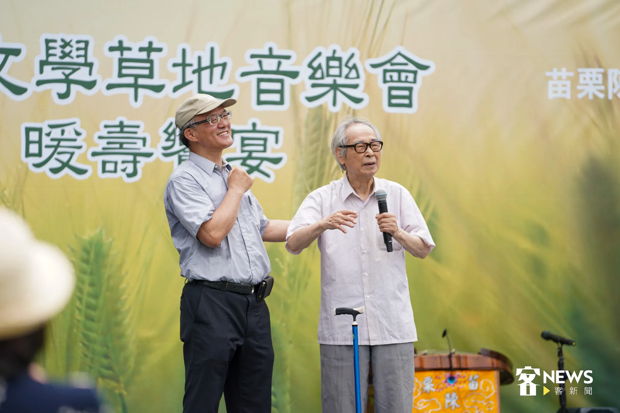 臺灣李喬文學協會陳貴賢理事長到場祝福李喬老師，讓老師非常開心。宋佩遙攝。
