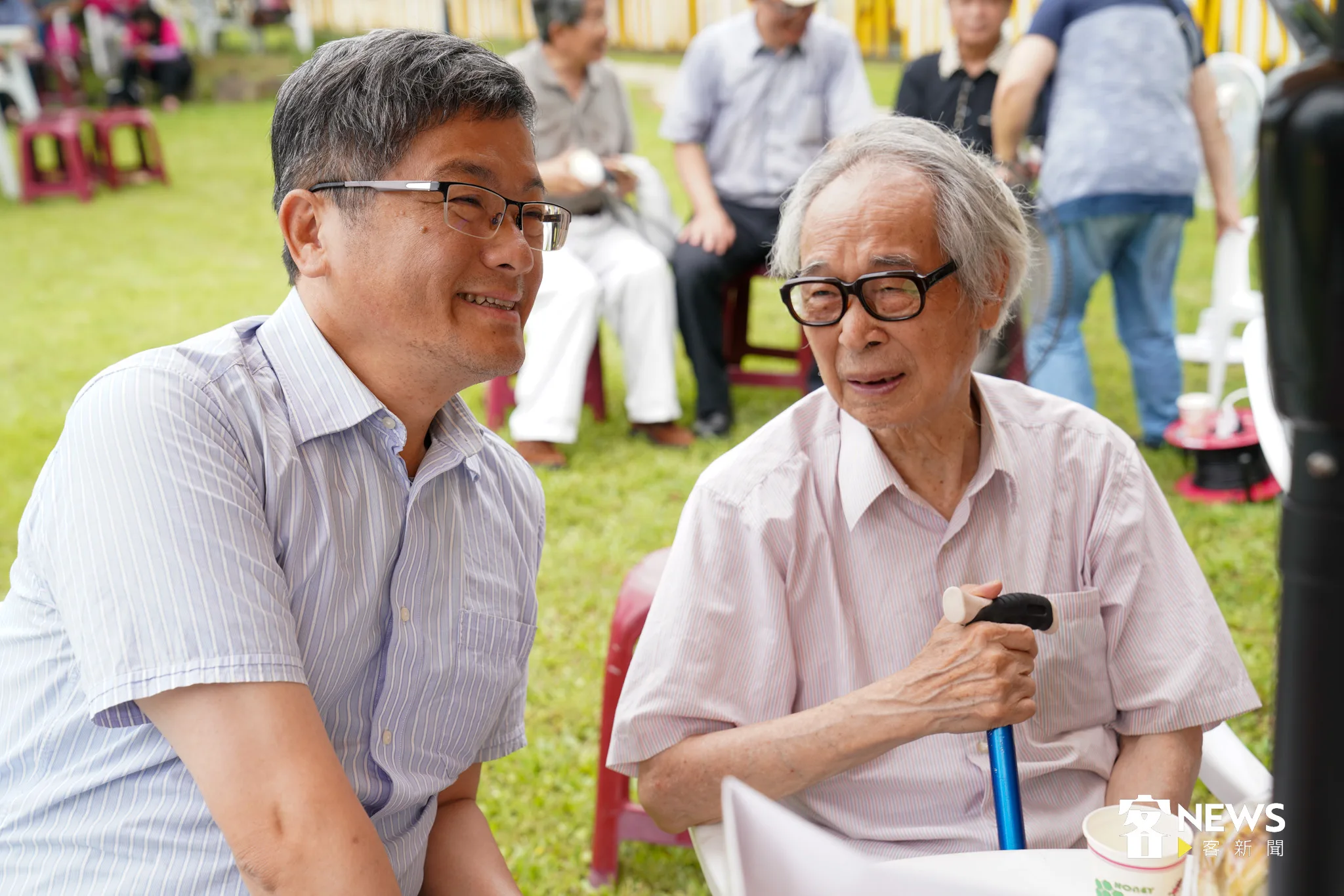 客委會主委楊長鎮特別準備水果及鮮花送給李喬老師，祝福生日快樂。宋佩遙攝。