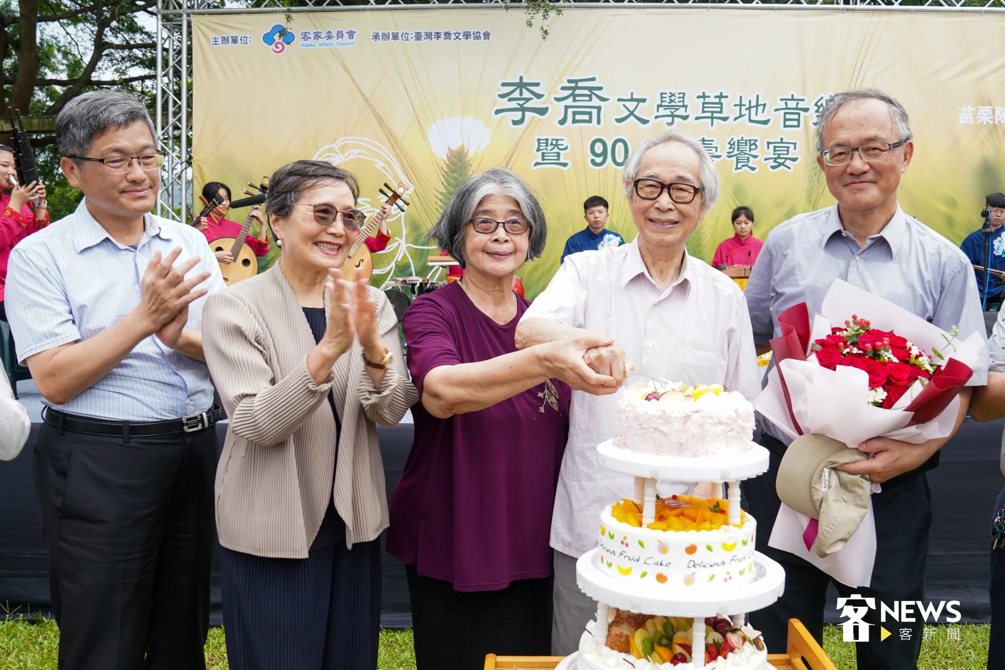 客籍文學巨擘李喬90歲大壽，親朋好友都到場準備生日蛋糕及鮮花送給老師。宋佩遙攝。
