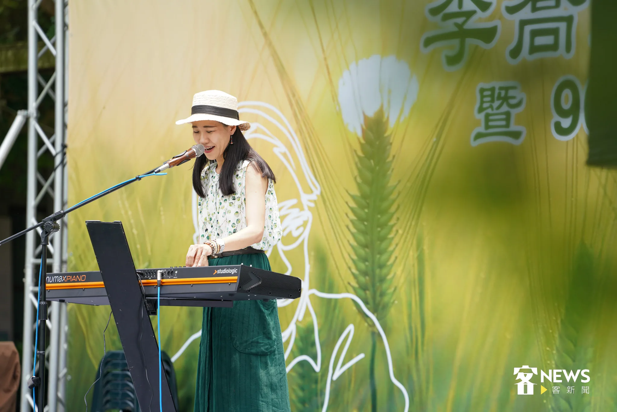 客籍文學巨擘李喬90歲大壽特別舉辦草地音樂會，邀請金曲歌后米莎來現場演唱。宋佩遙攝。
