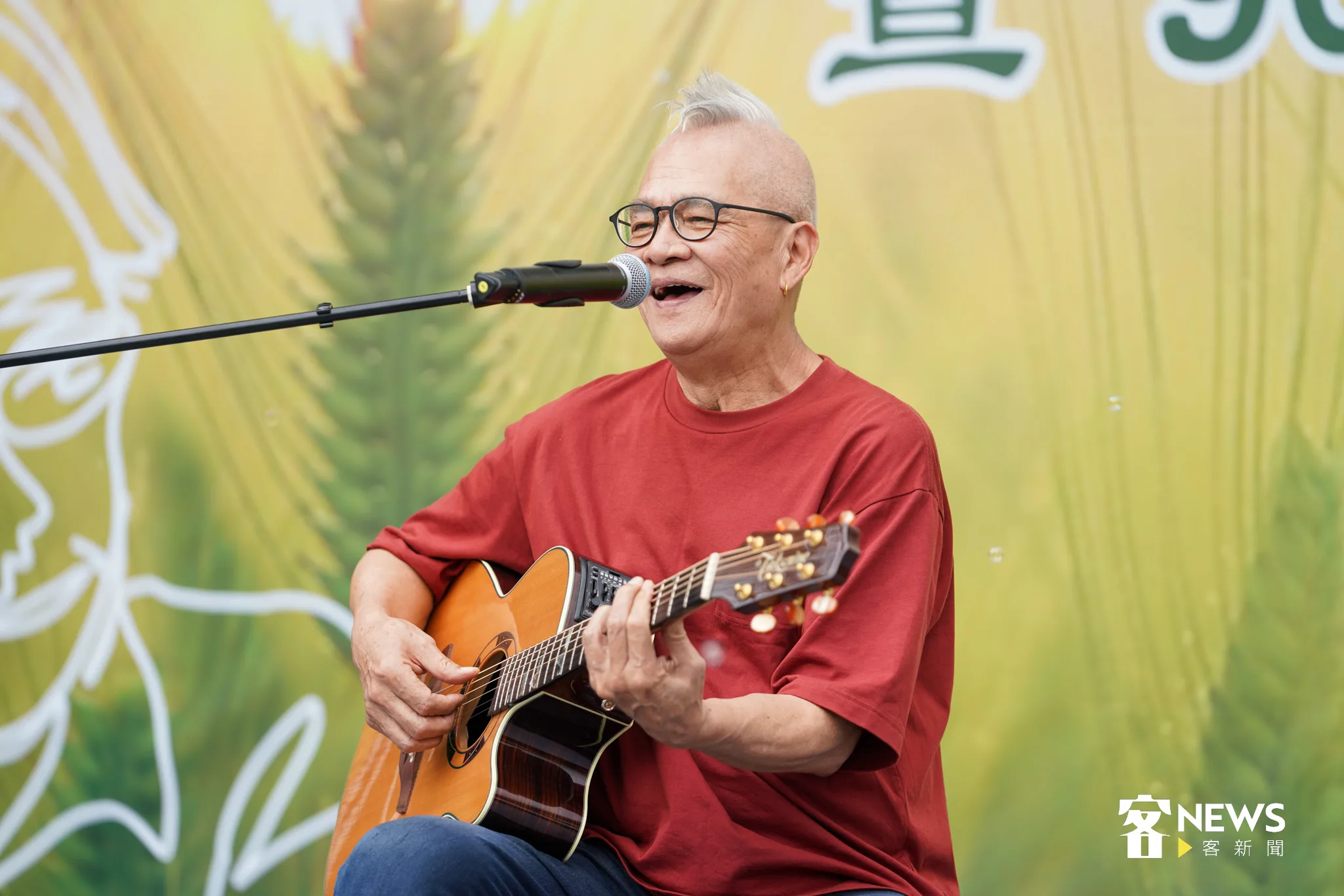 陳永淘常以樸素輕裝、一把吉他，隨地就唱。宋佩遙攝（資料照）。