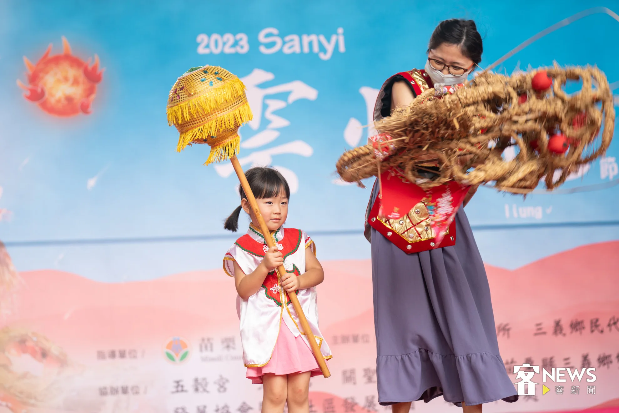 醉龍體驗活動,不分年齡都可參與,媽媽帶著女兒來體驗,將民俗技藝紮根。范修語攝