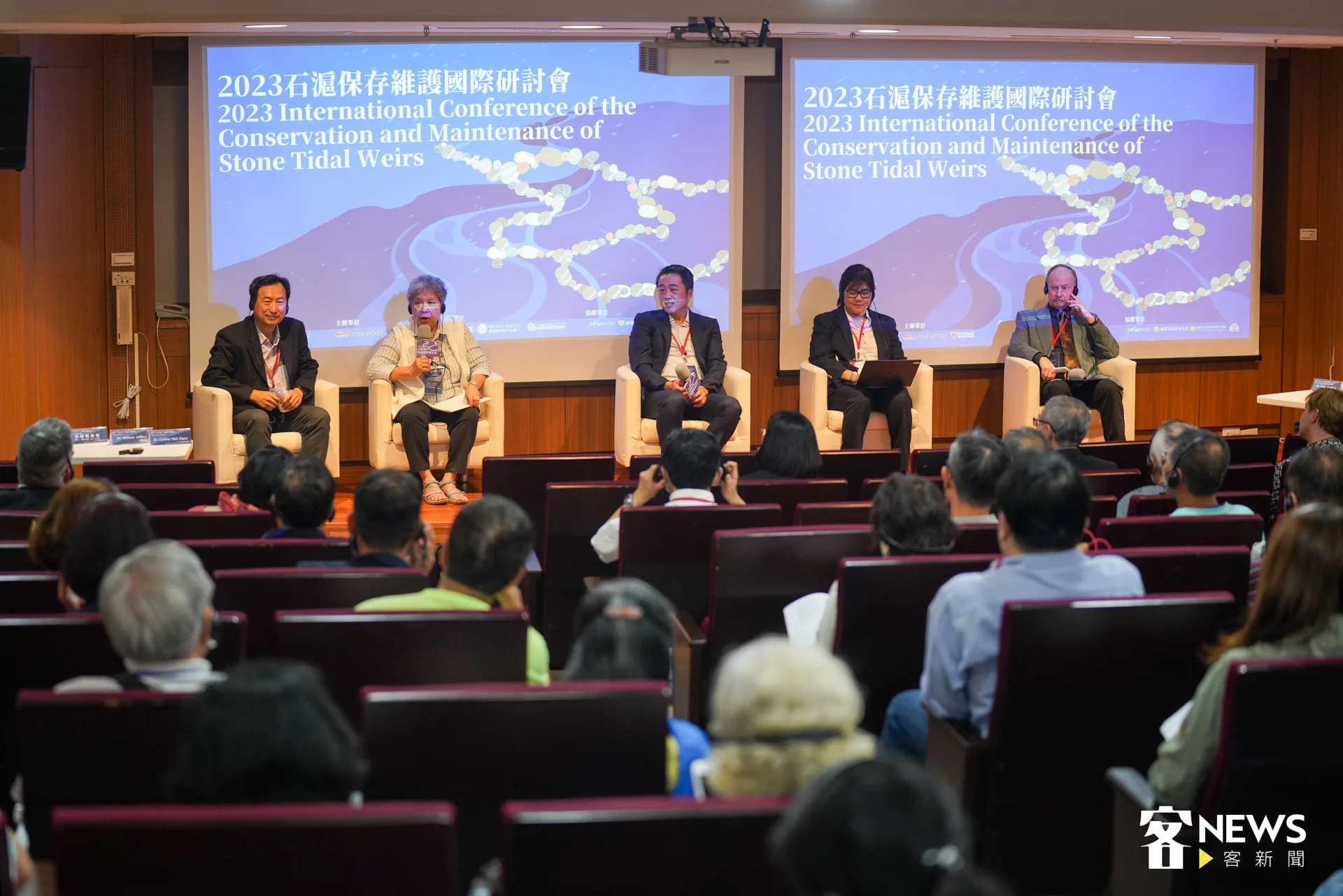 四位學者發表結束後接受現場提問，一起討論石滬保存議題。范修語攝