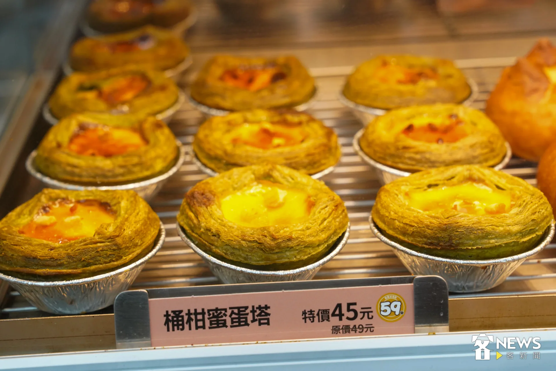 桶柑蜜蛋塔，一口咬下還會爆出濃郁的桶柑蜜醬汁，香氣撲鼻、軟嫩的千層蛋塔口感，現在搭配指定飲料還能享59元優惠價。范修語攝