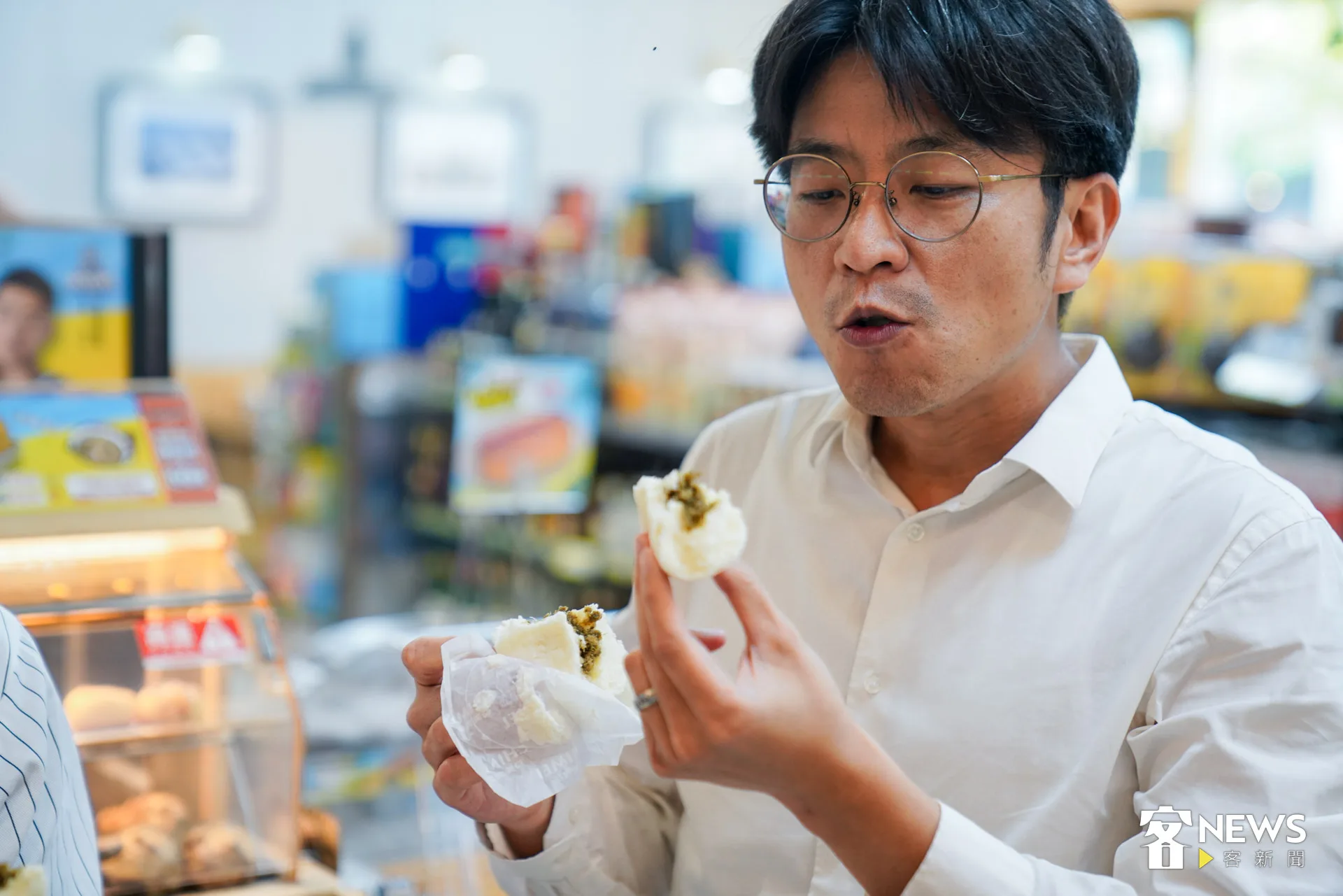 周江杰試吃梅干扣肉包。范修語攝