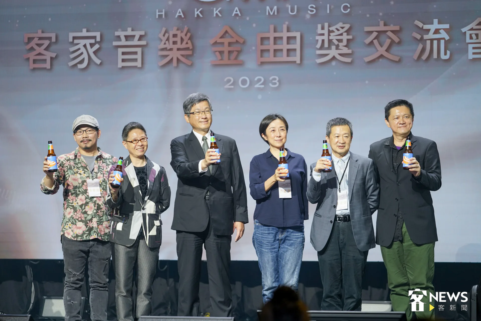左起方文山、丁曉雯、楊長鎮、黃韻玲、梁序倫、袁永興與全場貴賓，一起舉起浪漫台三線酸柑啤酒，替入圍歌手集氣，預祝一舉奪金！范修語攝