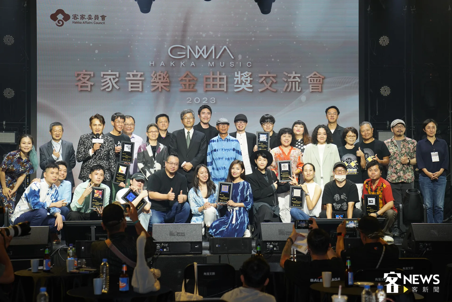 今天客委會舉辦客家音樂金曲獎交流會，和入圍19項獎項的客家歌手們慶祝入圍的喜悅。范修語攝