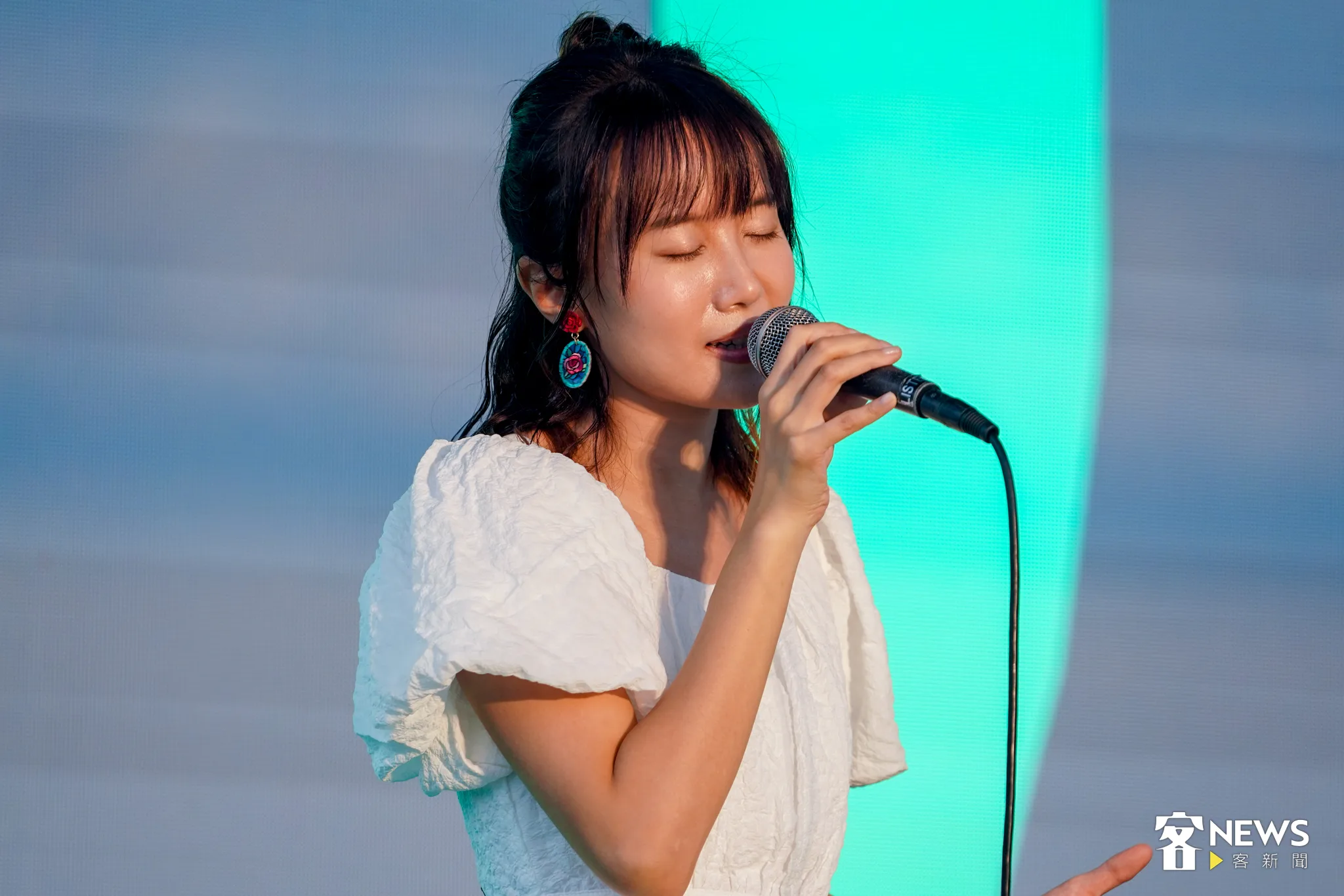 王喬尹以一連串輕快的客語歌曲為今天的活動揭開序幕。李台源攝