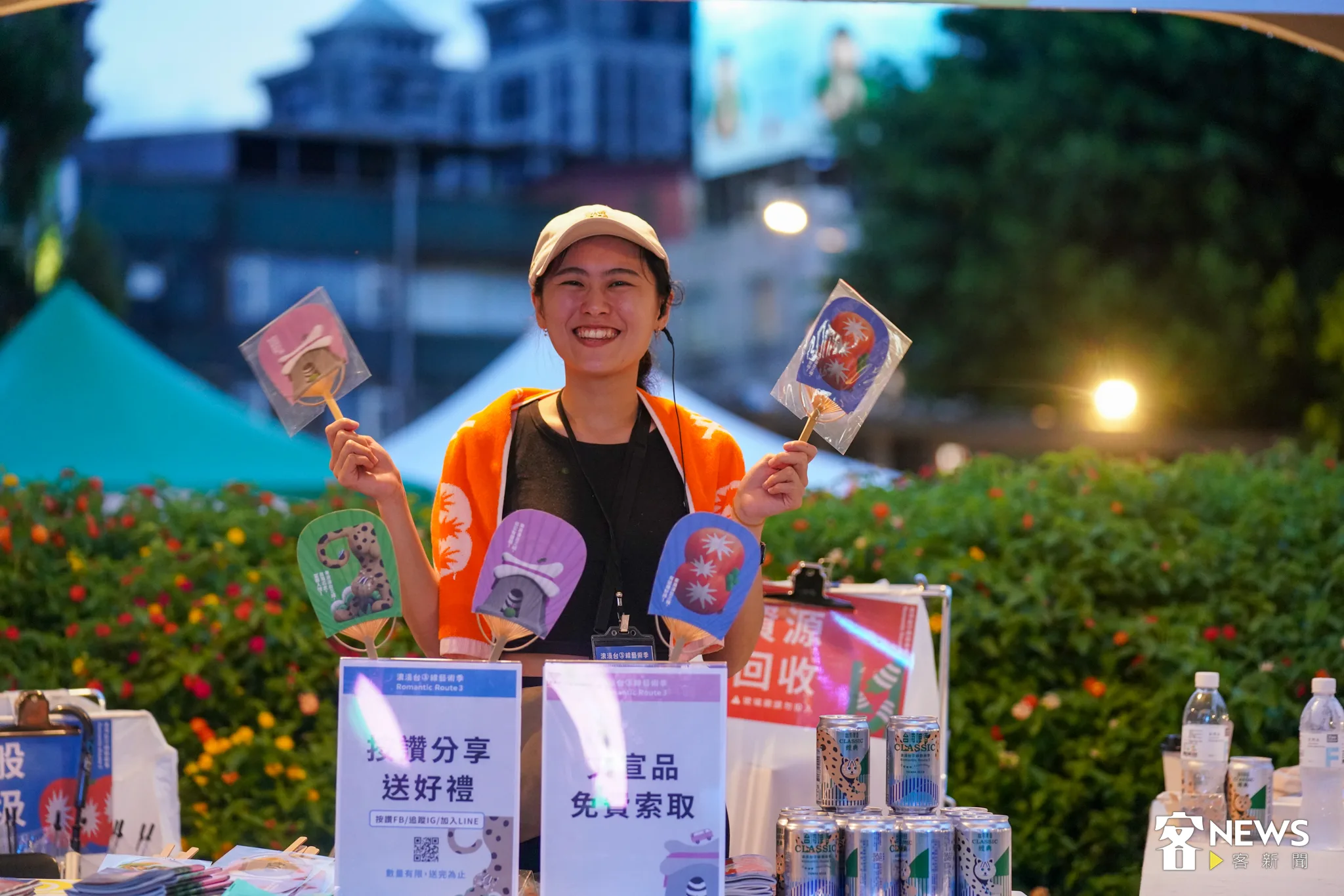 浪漫台三線藝術季在台北的開幕活動，只要打卡案讚就送精美小禮物。李台源攝