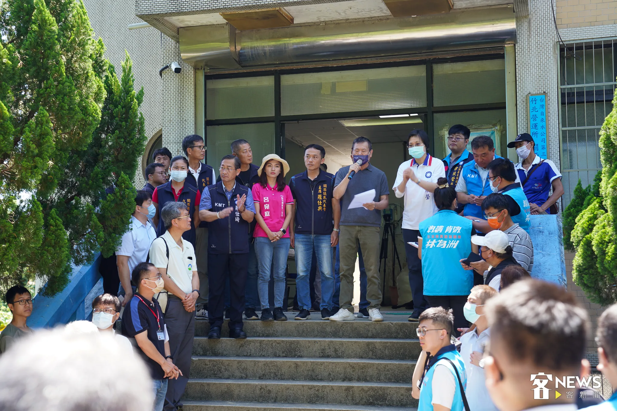 林為洲站在水廠階梯高處陰影下講話,民眾要他下來跟大家站在一起。李台源攝