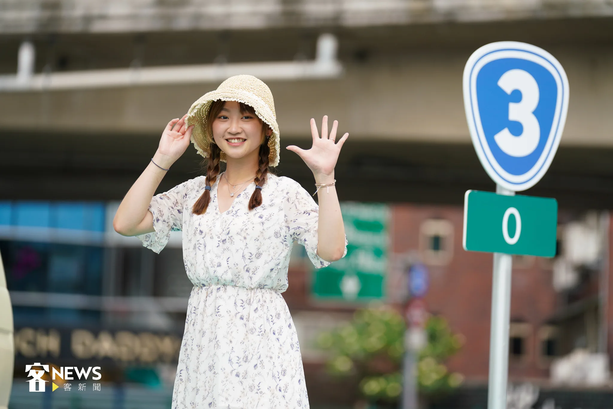 民眾在臺三線牌子前拍照。宋佩遙攝