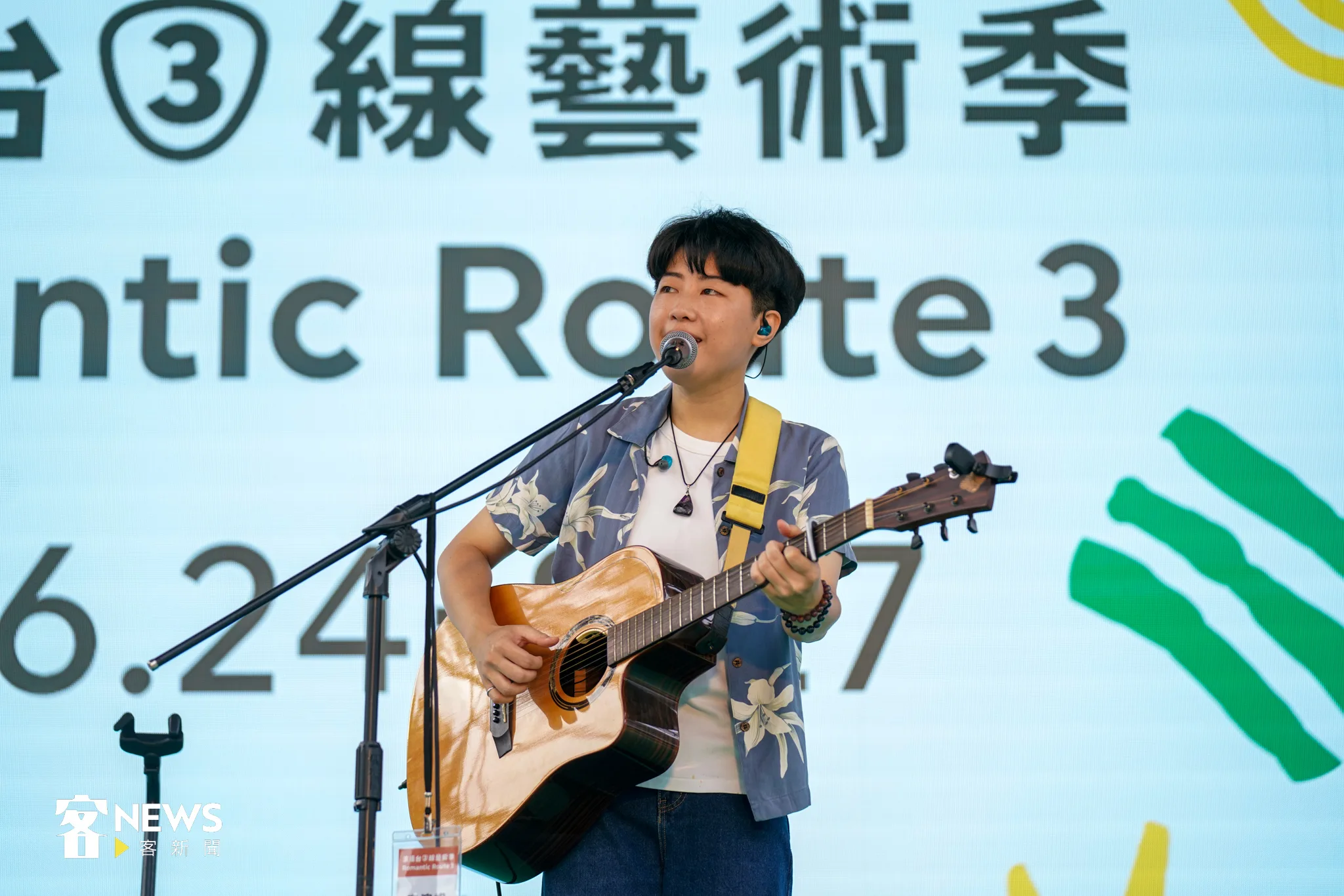 入圍今年金曲獎最佳客語專輯的歌手邱舒，於今天下午的開幕式音樂會登台演唱。宋佩遙攝
