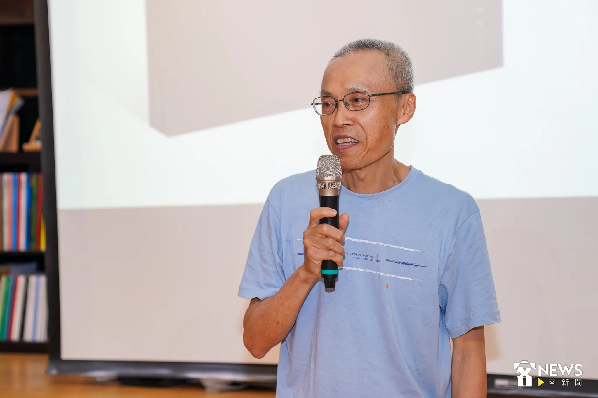 《行板.梁國龍攝影集》發表會,攝影師梁國龍談起客庄田野間拍照的趣事。李台源攝