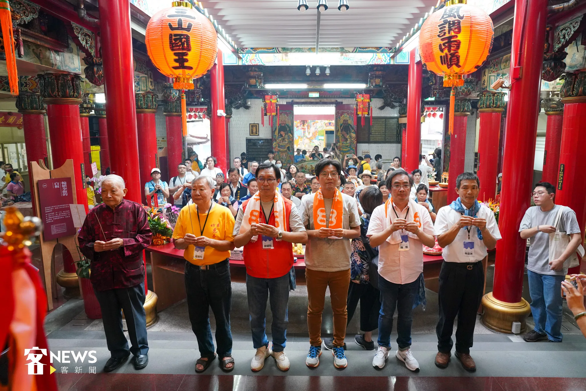 客委會副主委周江杰（中）、藝術季總策畫陳邦畛（右2）、竹東鎮長郭遠彰（左3）、惠昌宮董事長羅朝明（左2）等人一起祈求活動順利。宋佩遙攝