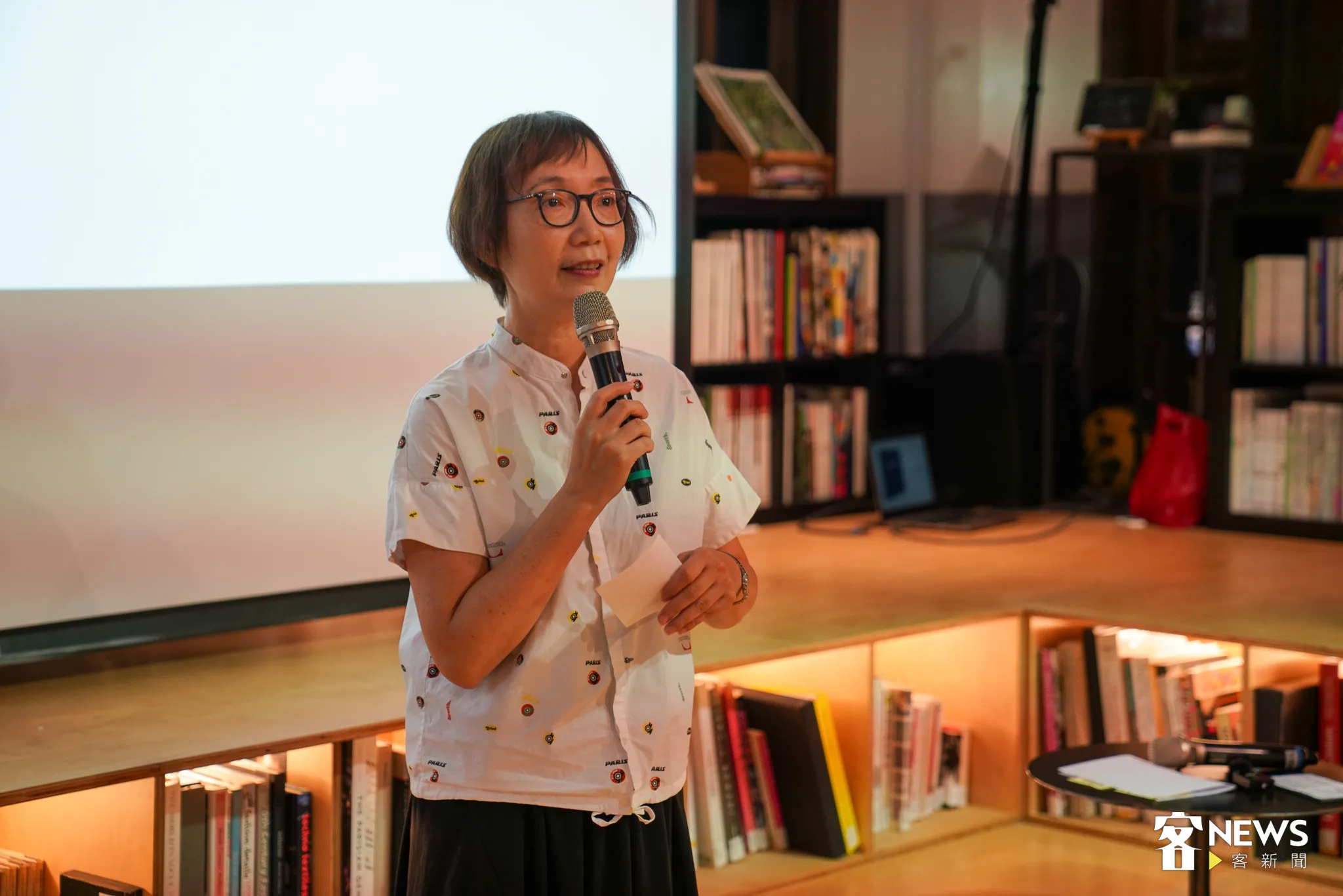國立中央大學藝術研究所教授曾少千為《行板．梁國龍攝影集》撰文。李台源攝