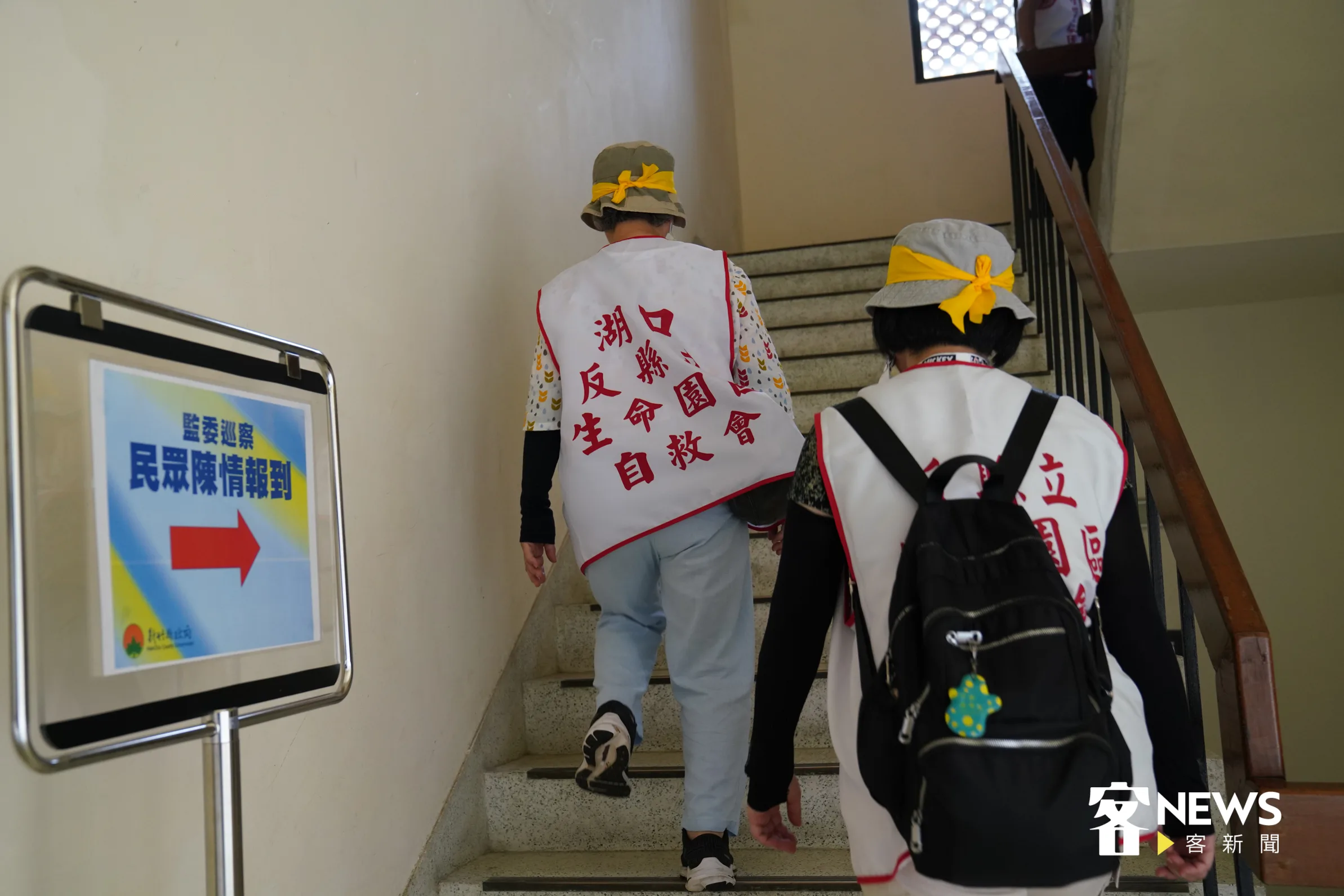反生命園區自救會前往會場旁聽陳情案的民眾。洪俊傑攝