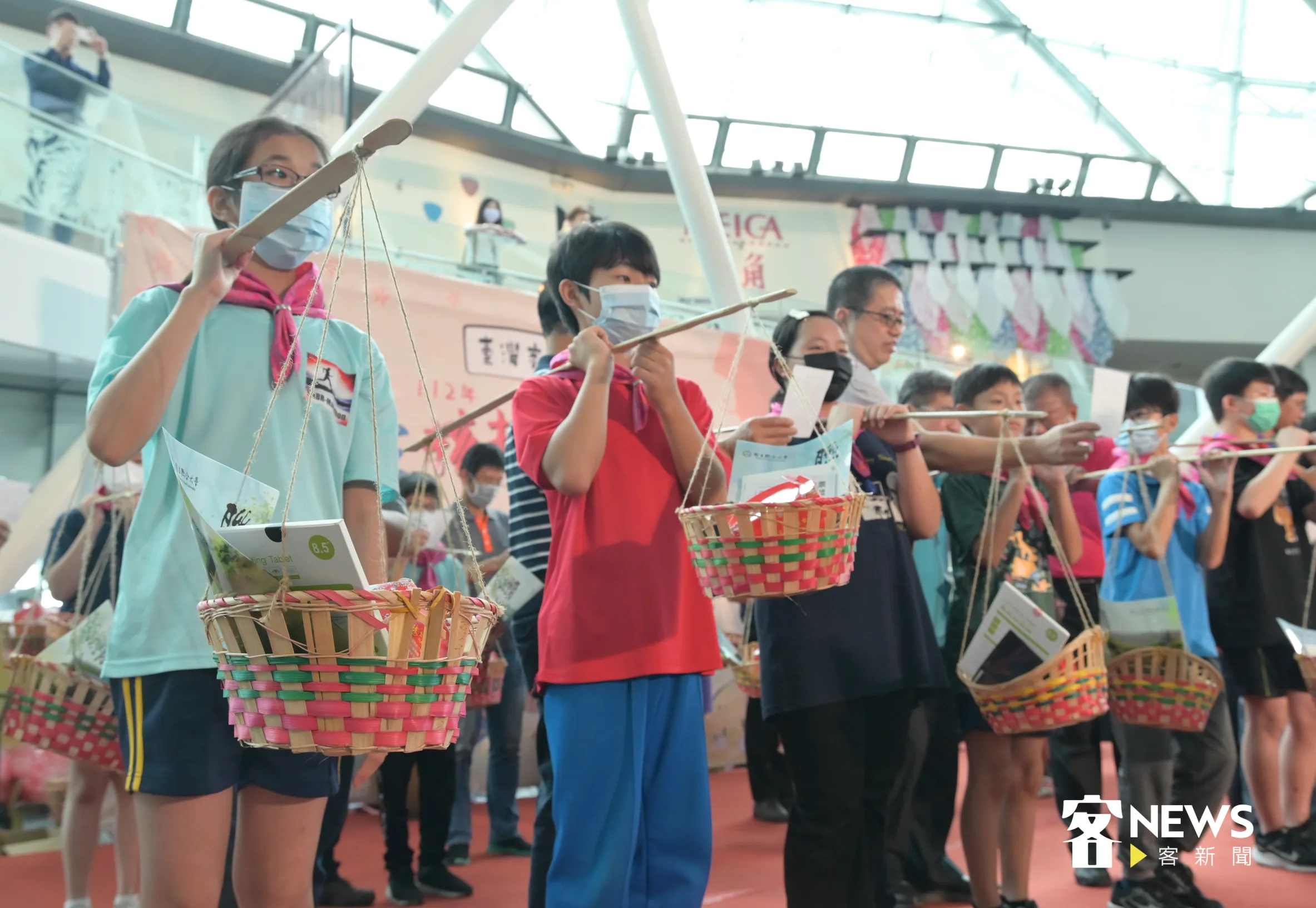20所小學師生近700人齊聚一堂進行挑擔成年禮。洪俊傑攝