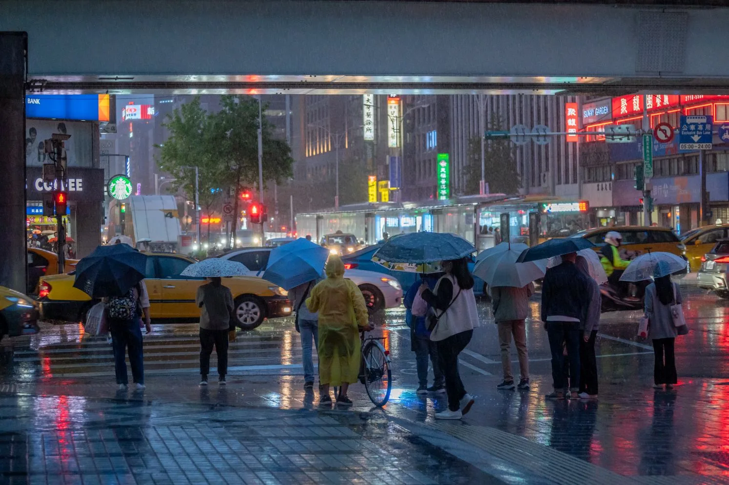 台灣道路缺乏對行人友善設計，圖為正在等紅綠燈過馬路民眾。洪俊傑攝