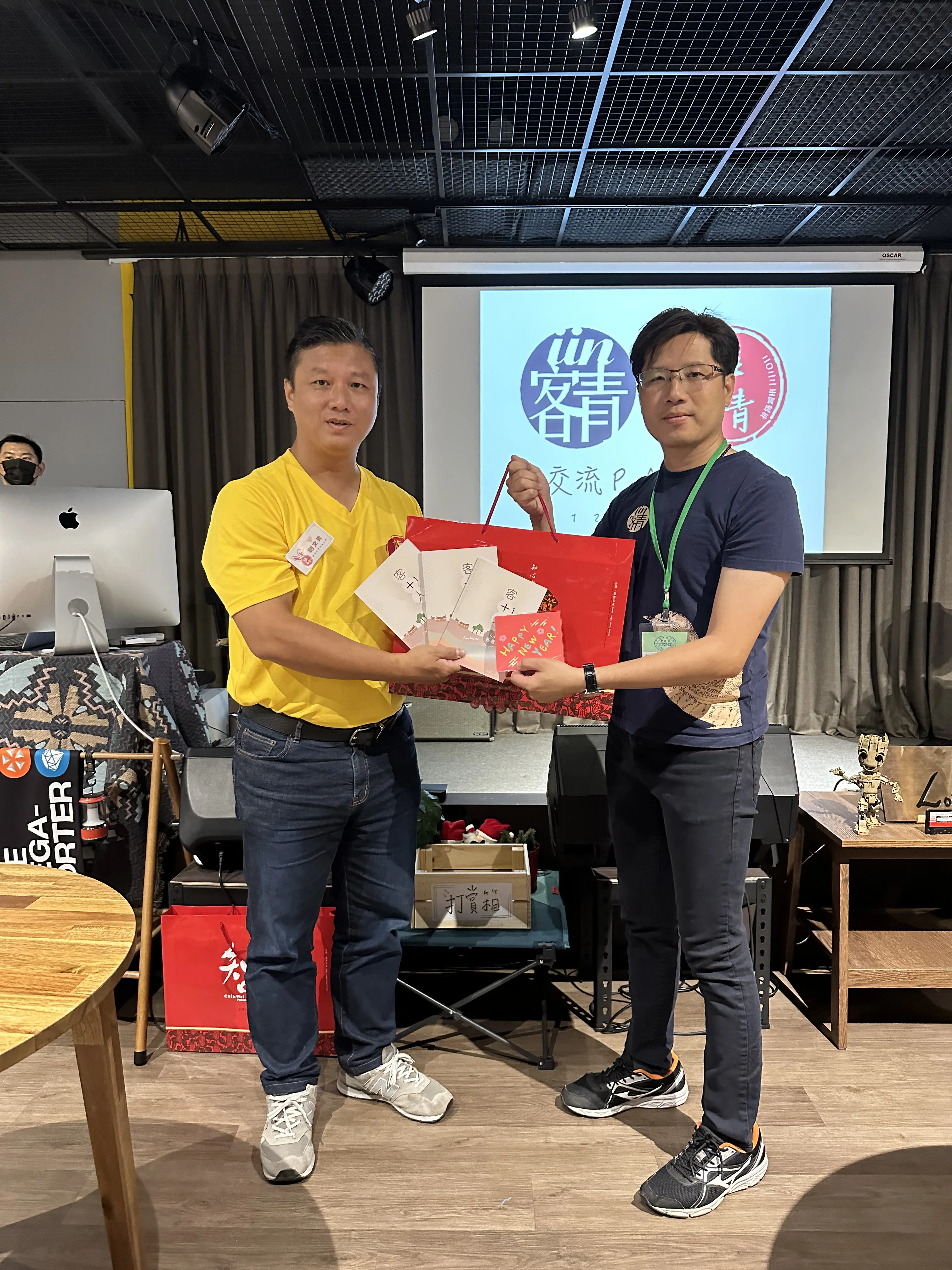 桃園市客家青年會理事長廖經華（右）與桃客青成員。廖經華提供