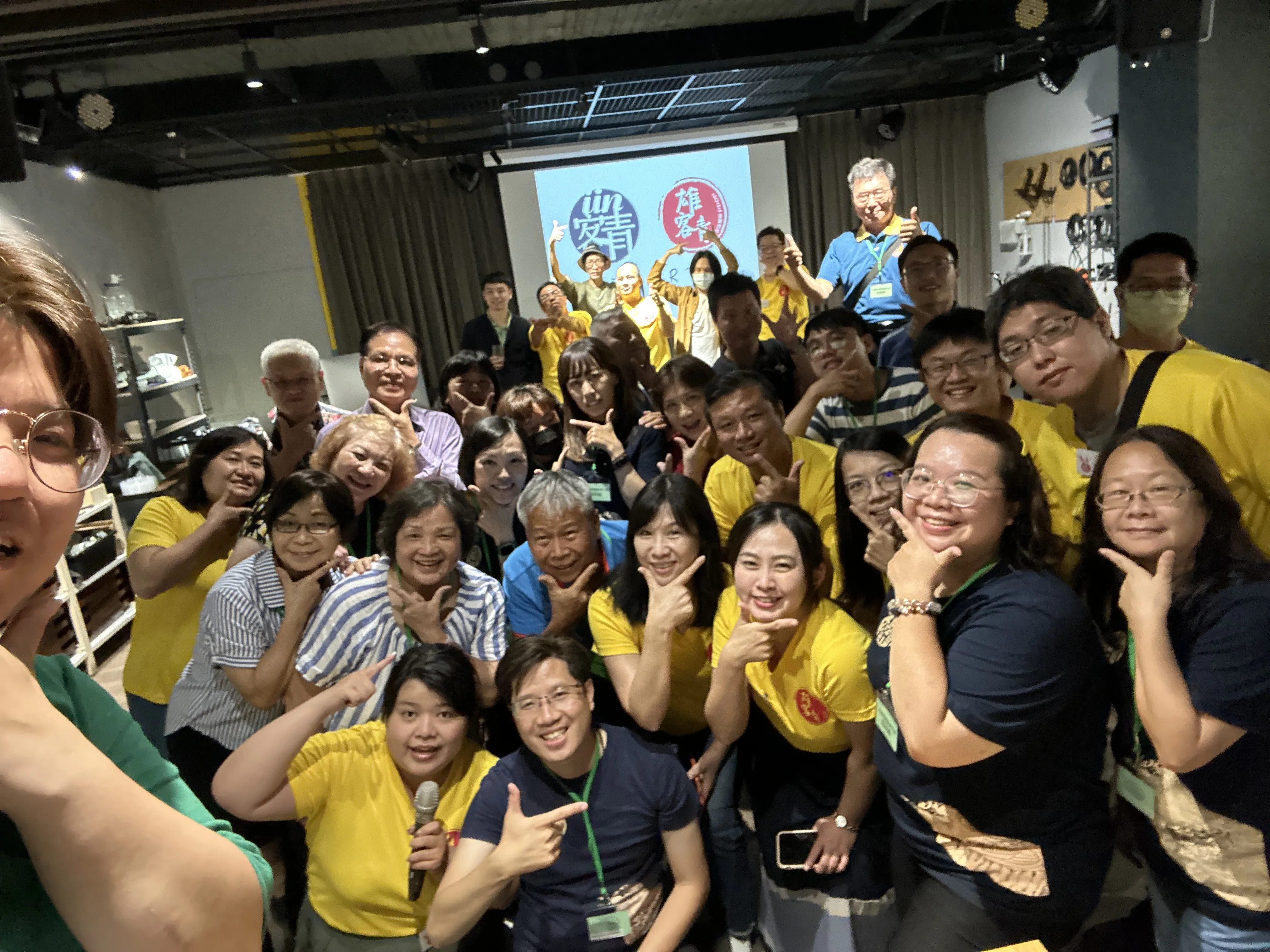 桃客青前往高雄市與在地客家青年團隊交流，亦為 2023世界客家博覽會共同做前置宣傳。廖經華提供