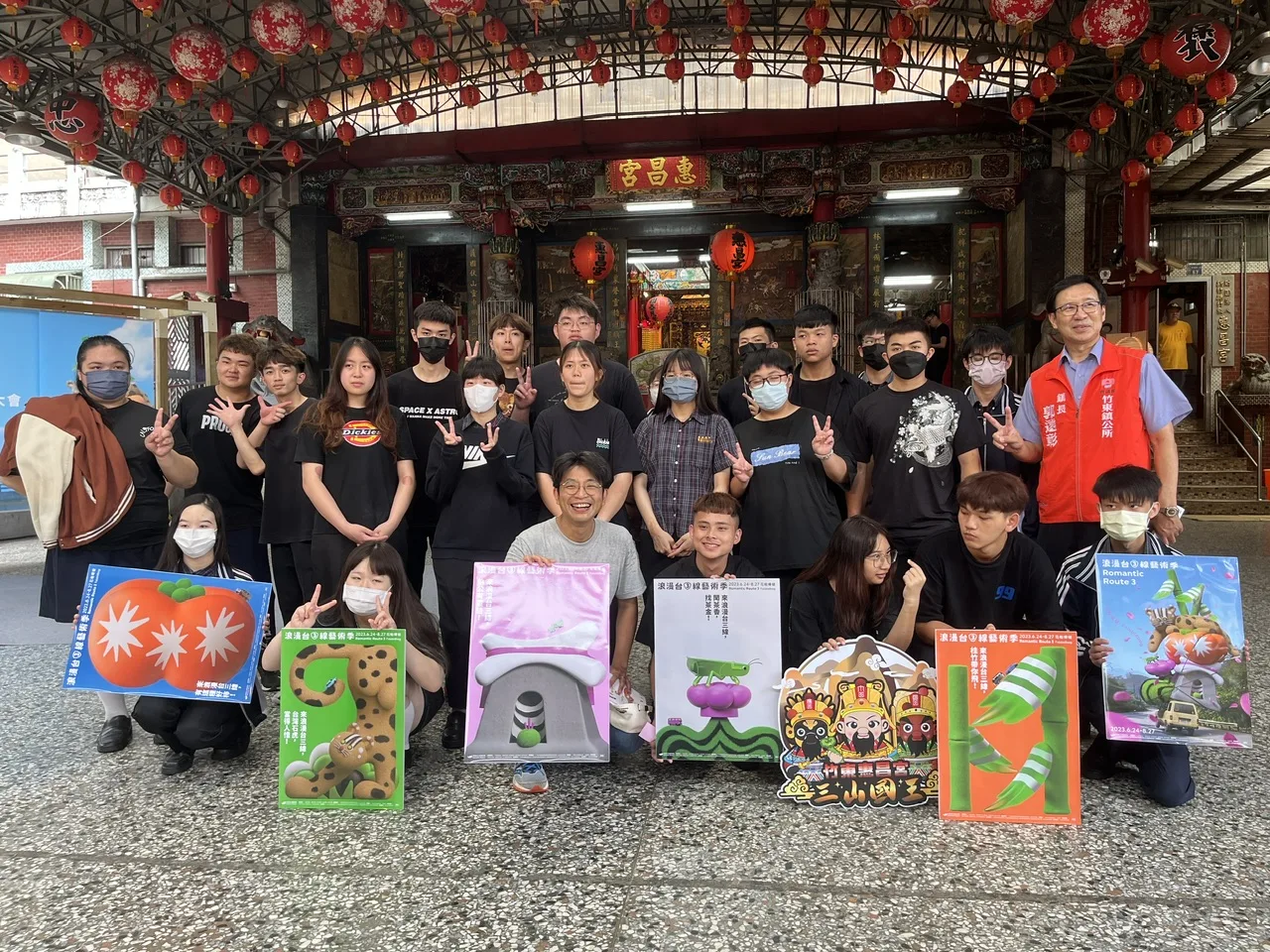 客家委員會副主任委員周江杰（前排左三），今早前往竹東惠昌宮，參加浪漫台三線藝術季志工誓師大會。何安琪攝