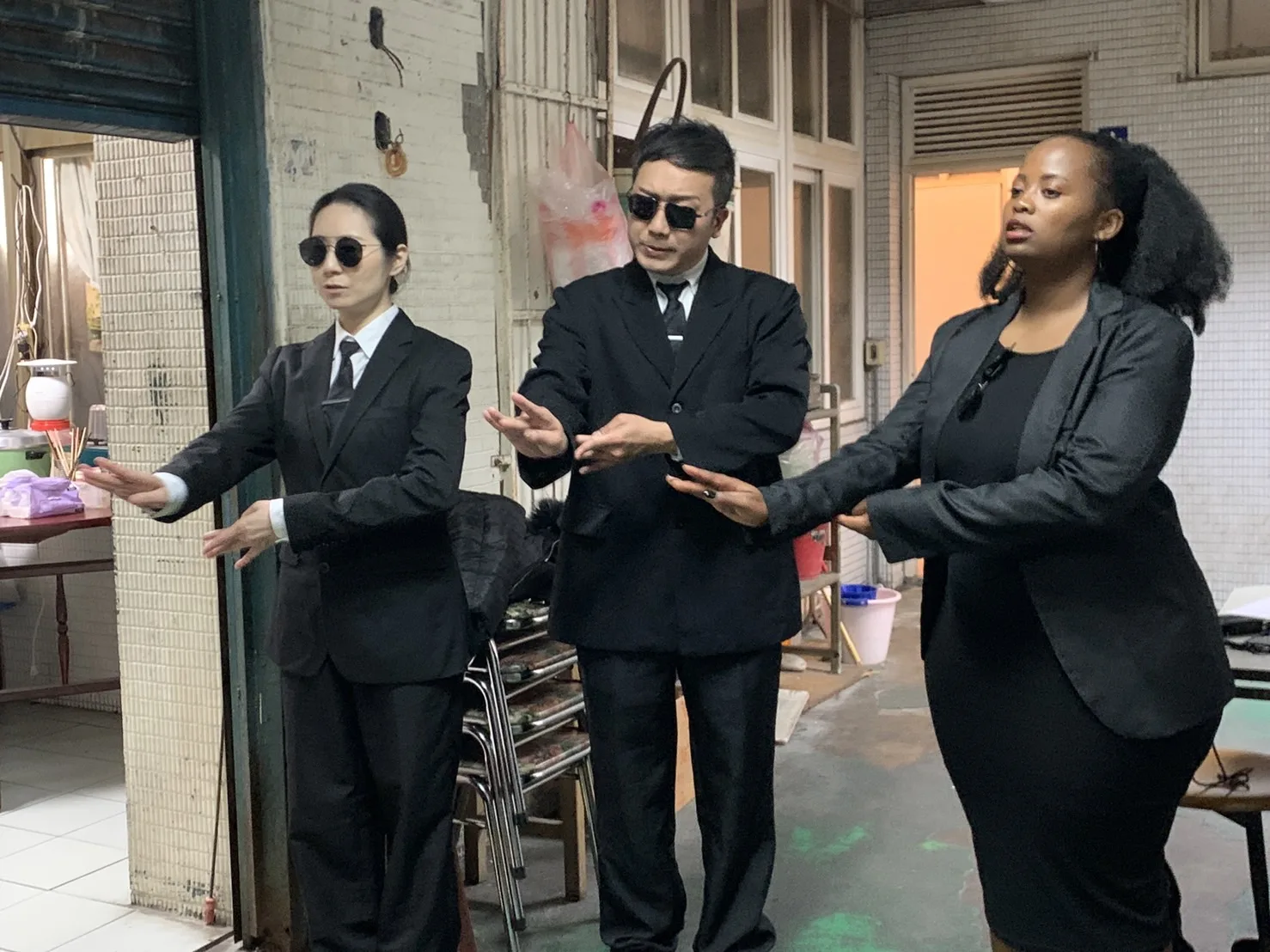 導演彭致穎邀請到傳統客家戲曲表演者蘇國慶(中)、蘇國慶的妻子江彥瑮(左),還有從南非來个舞台劇演員Palesa(右)三人演出微電影《山誦》。羅盛滿攝