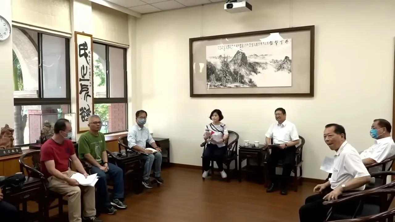 自救會長陳岫玫（中左1）表示，希望縣府針對全縣公墓129座公墓進行通盤檢討。翻攝直播畫面