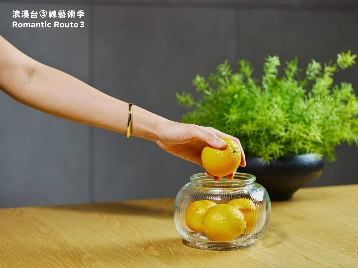 浪漫台三線藝術季便以「保存食」的命題，打造一款結合當代美學與客家文化精神的醃漬瓶器「柿瓶 Cii Jar」。浪漫台三線藝術季提供