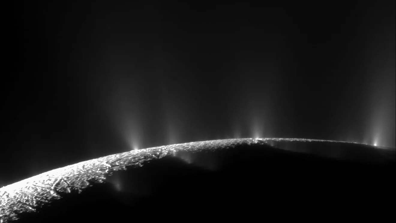 土衛二南極冰層隙縫噴射出的水進入太空成為冰粒。翻攝《NASA》官方網站