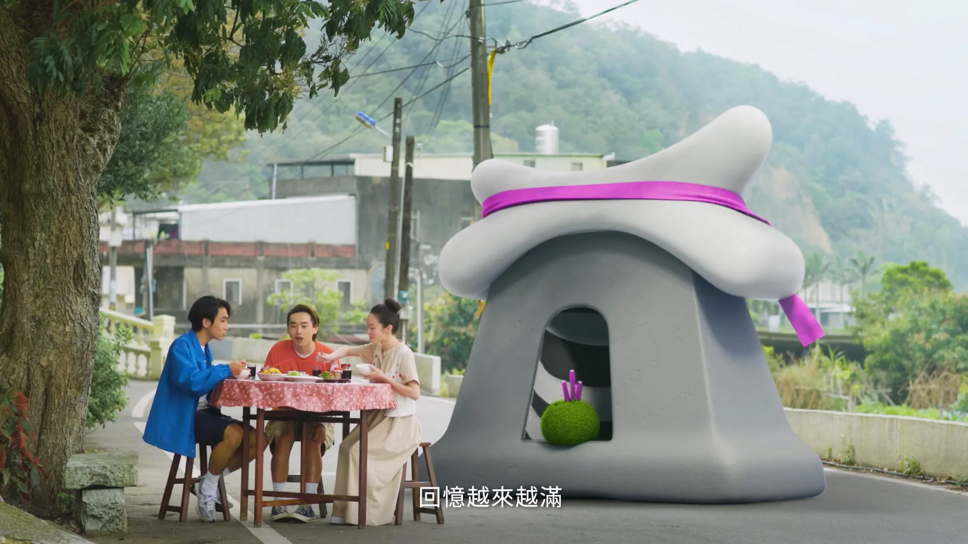 伯公廟直接出現在現實中，並且跟著車子一起探索浪漫台三線。浪漫台三線藝術季提供