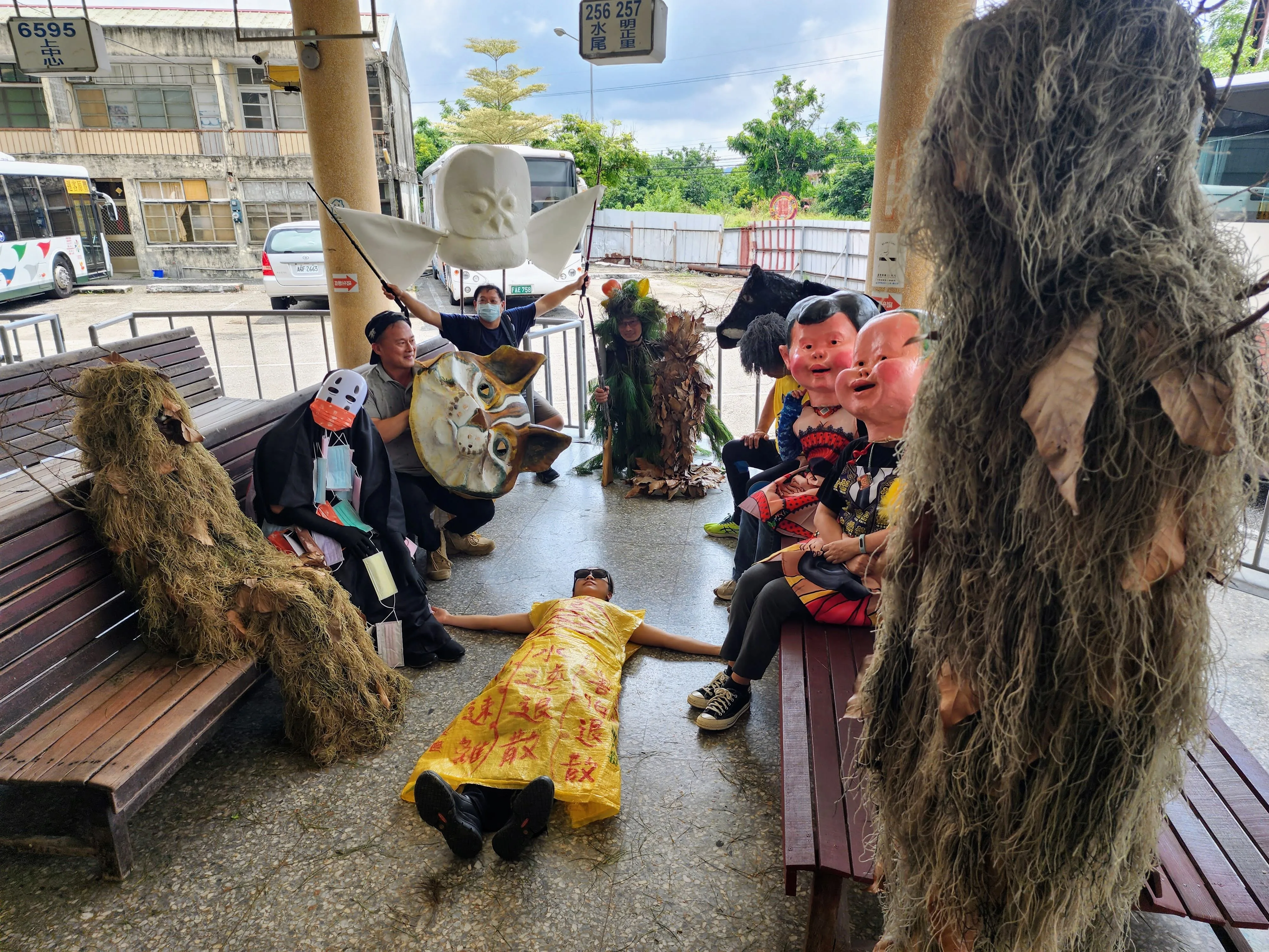 卓蘭藝術家以《浪漫台三線藝術季，搞什麼鬼？！》藝術行動，回應展於卓蘭車站台三線藝術季的《自然而然》。民眾提供