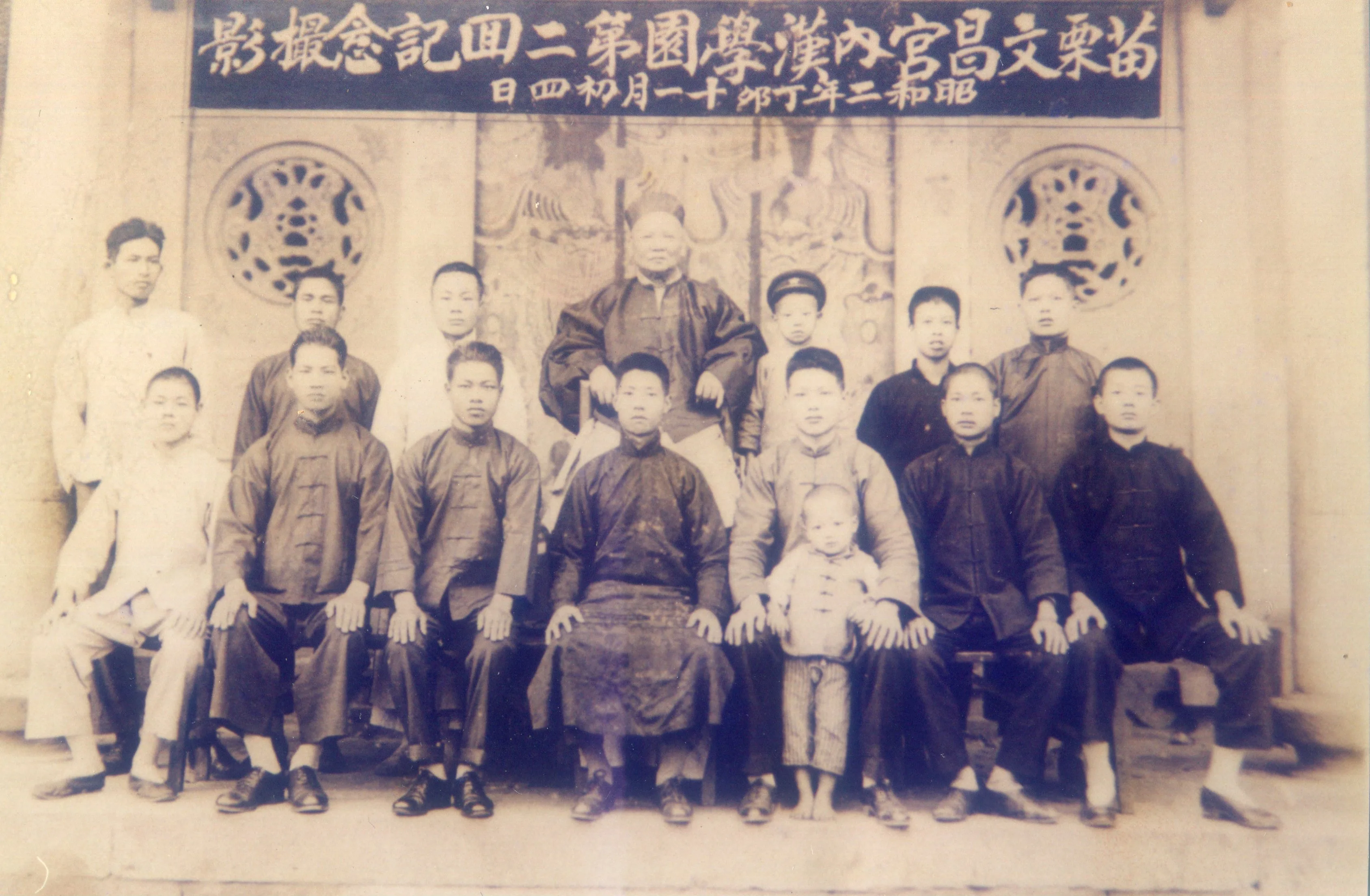 吳紹簊（後排中）擔任英才書院教席，昭和2年（1927）他與學員們合影。吳文虎提供