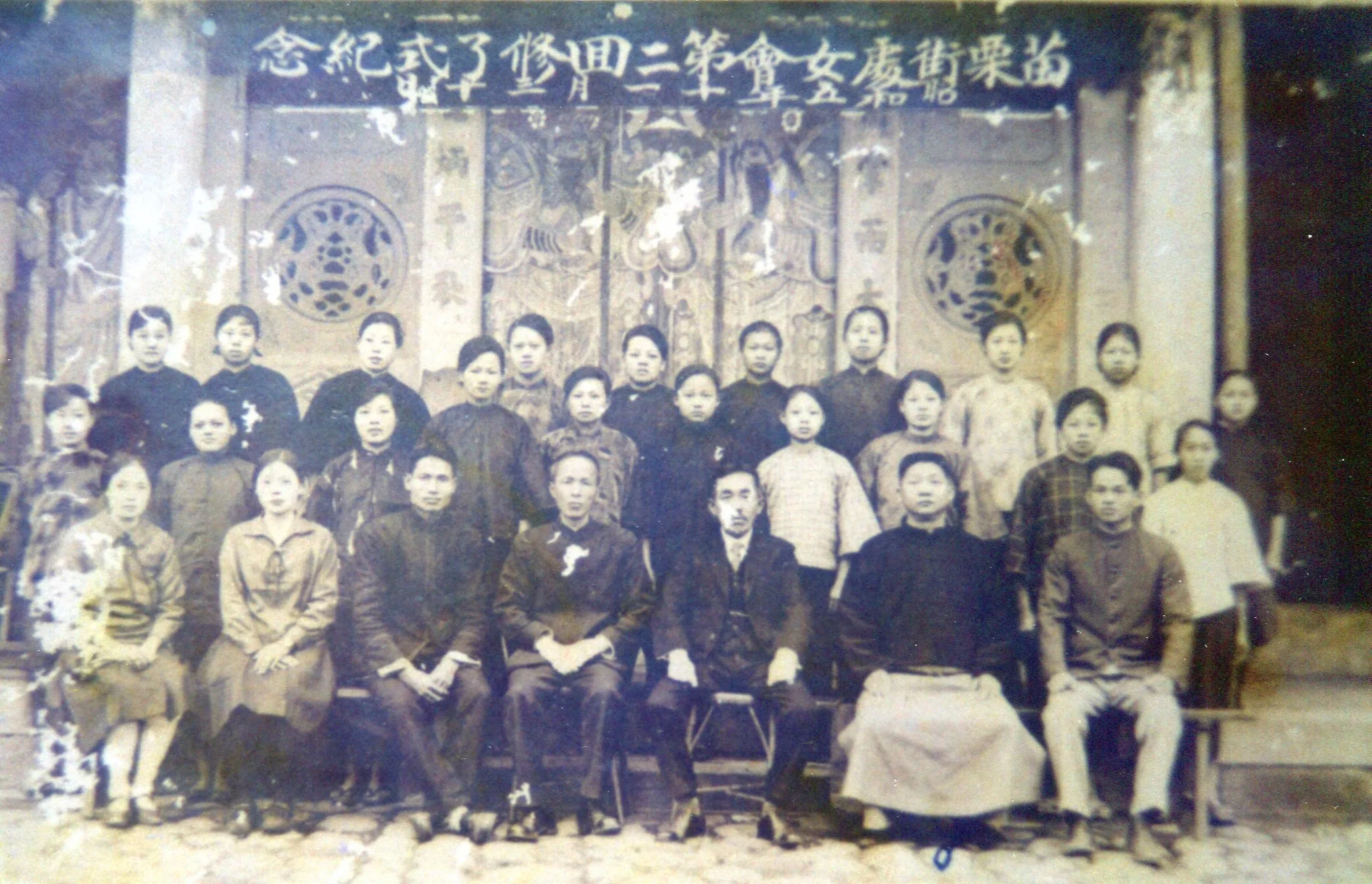 吳頌賢（前排右二）接父親吳紹簊的英才書院教席，昭和5年（1930）年他與「苗栗街處女會」學員合影。吳文虎提供