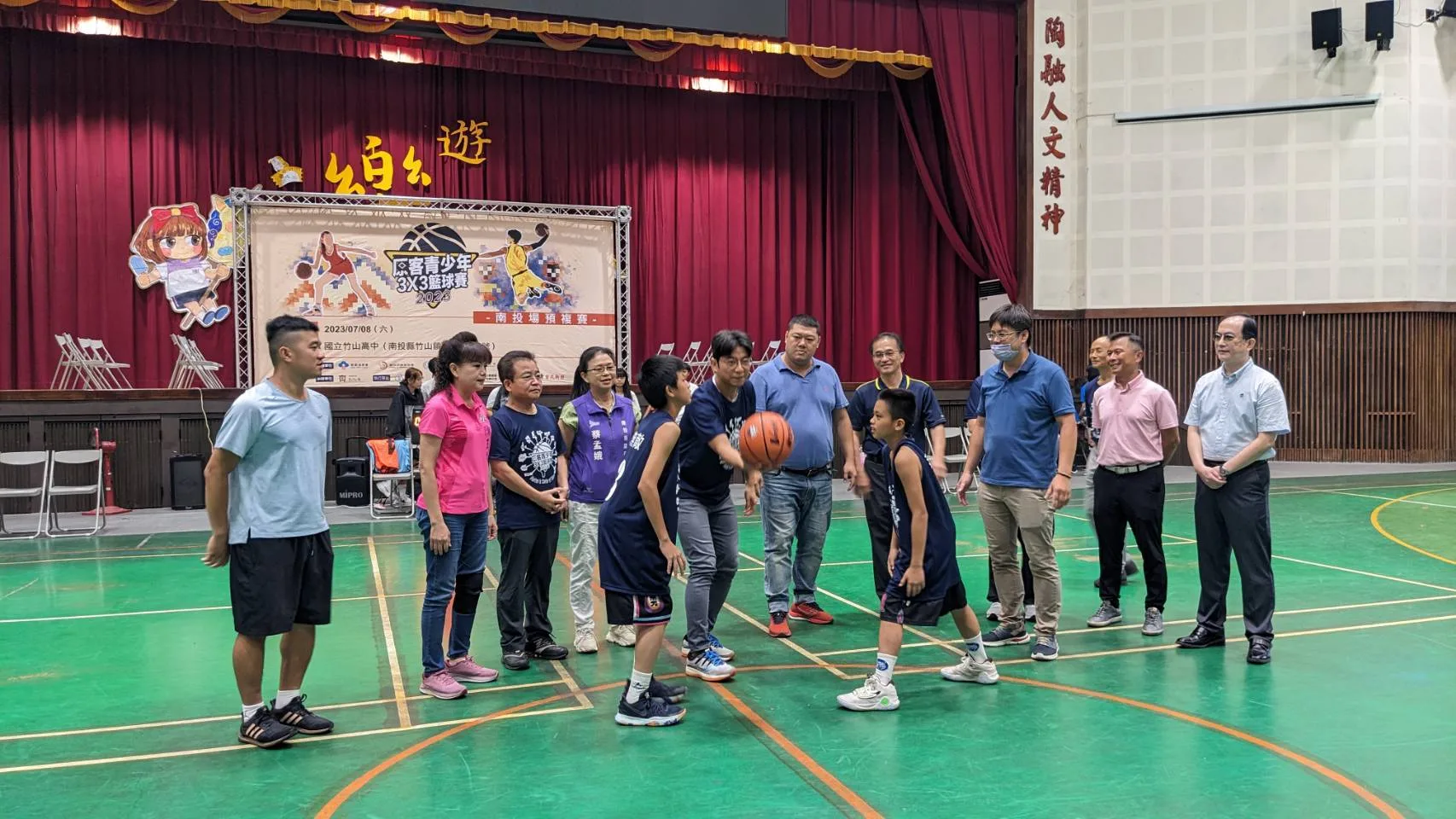 客委會副主委周江杰為南投場預複賽開球。客委會提供