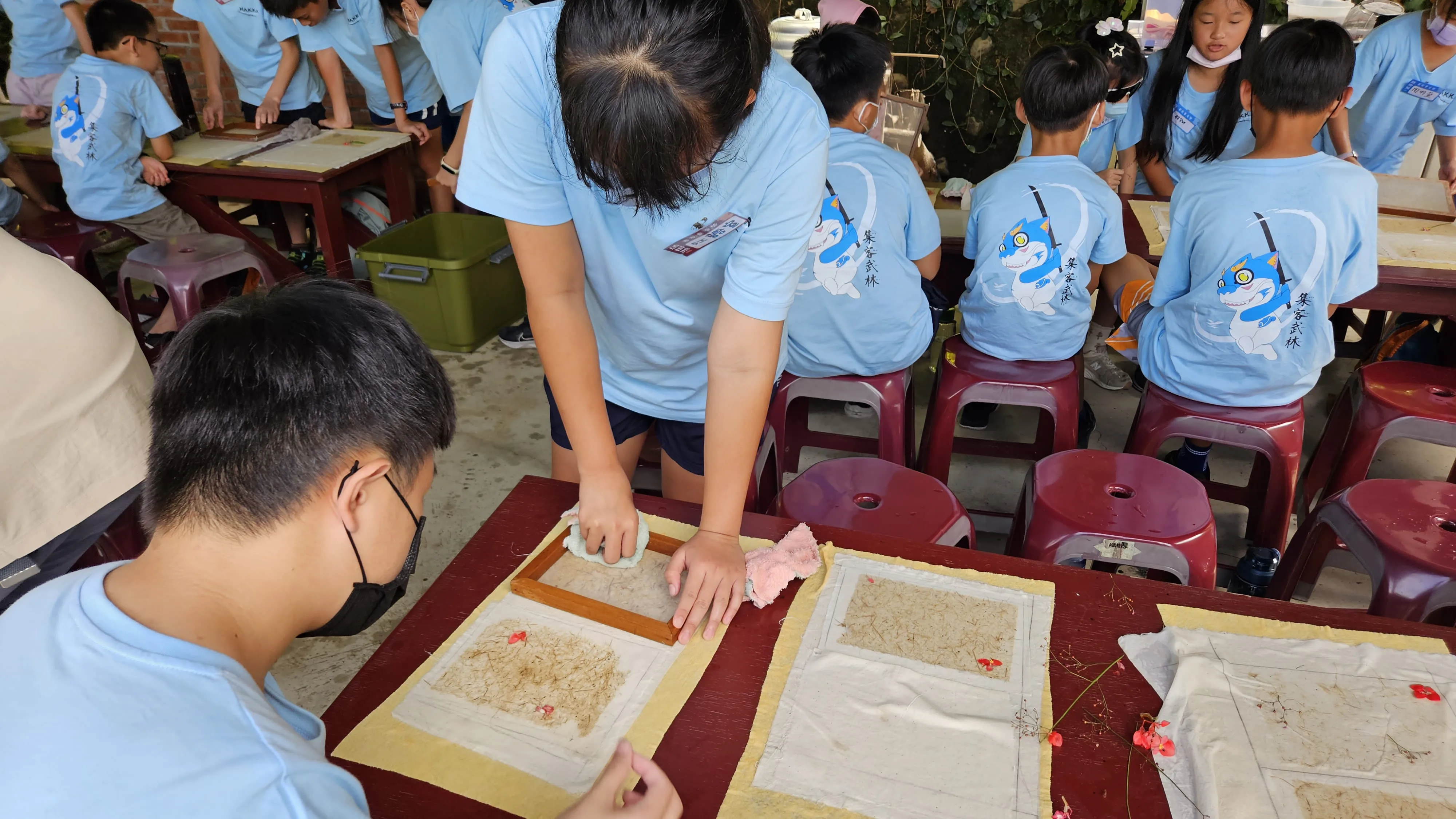 學員到水妹作坊體驗手造紙紙 ,製作DIY專屬自己的證書。客家委員會客家文化發展中心提供