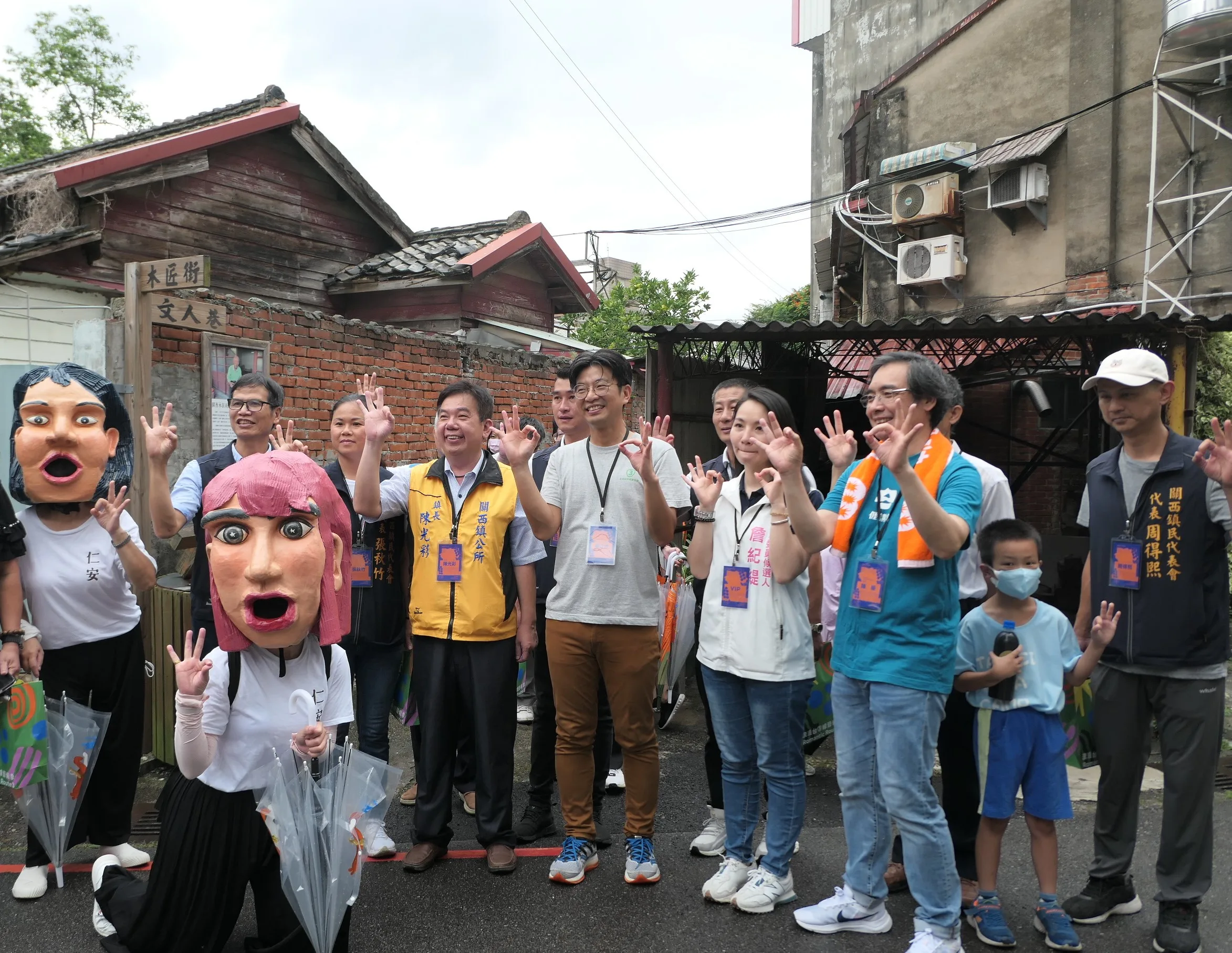 客委會副主委周江杰與在地民眾參與浪漫台三線藝術季關西開幕踩街，從太和宮走到文人巷。客委會提供