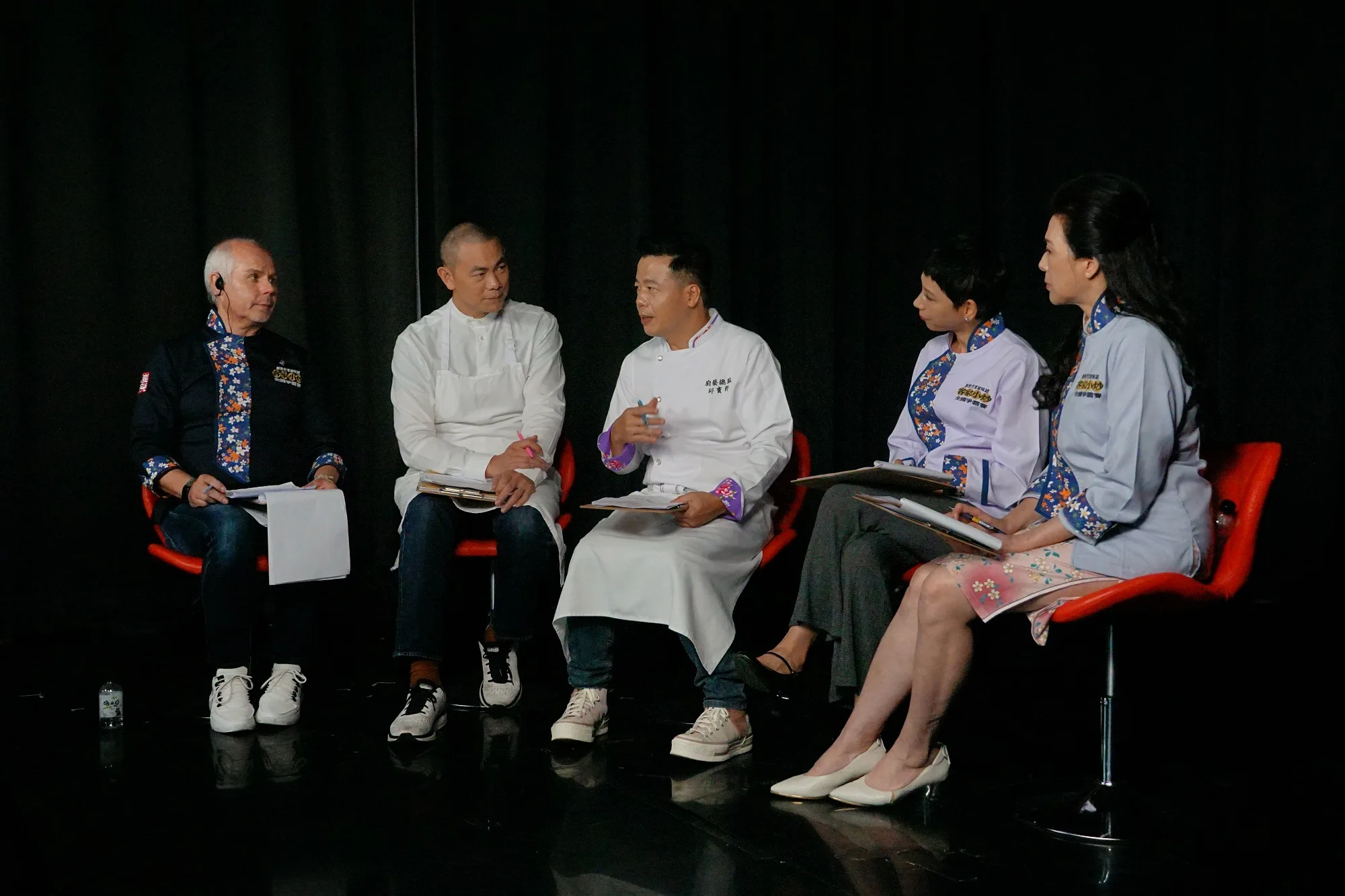 評審們在參賽店家端出參賽菜餚後，共同討論出名次。客委會提供