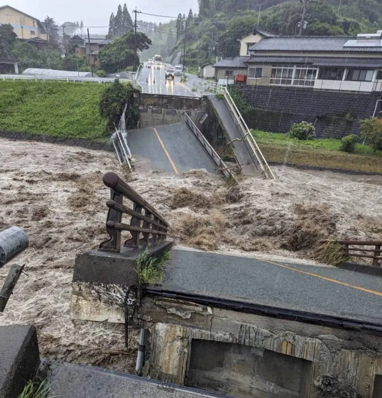暴雨導致河川水位上漲,將金内橋沖斷。翻攝自日本氣象會社官方《推特》