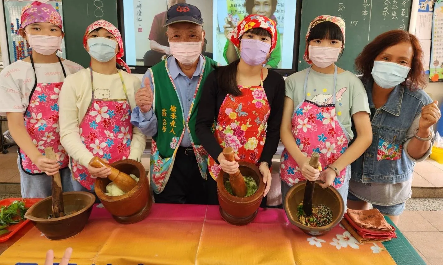 細人仔體會著擂茶、舂粢粑無恁該食。李秀鳳提供