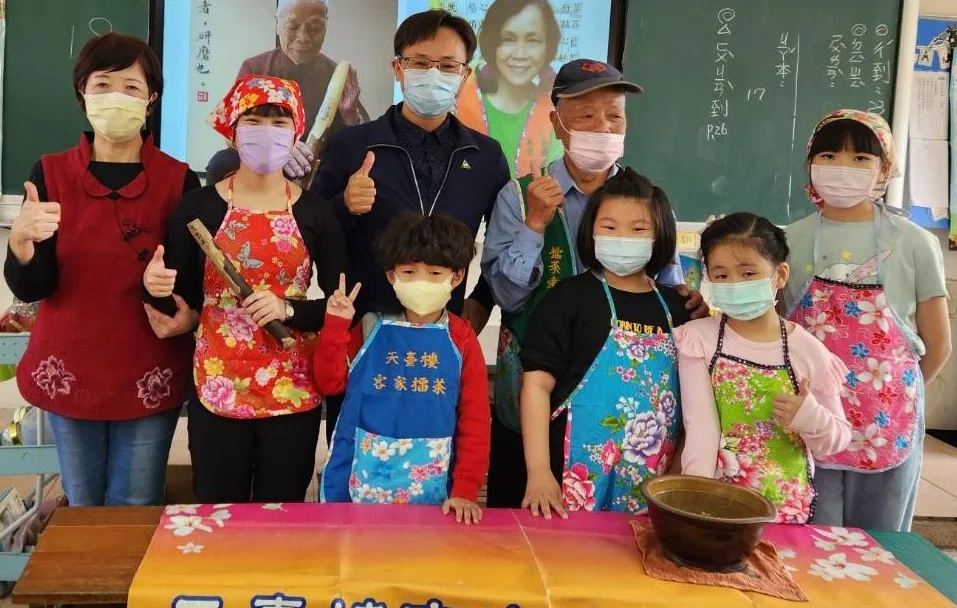 羅明訓校長肯定客家社團个品格教育。李秀鳳提供