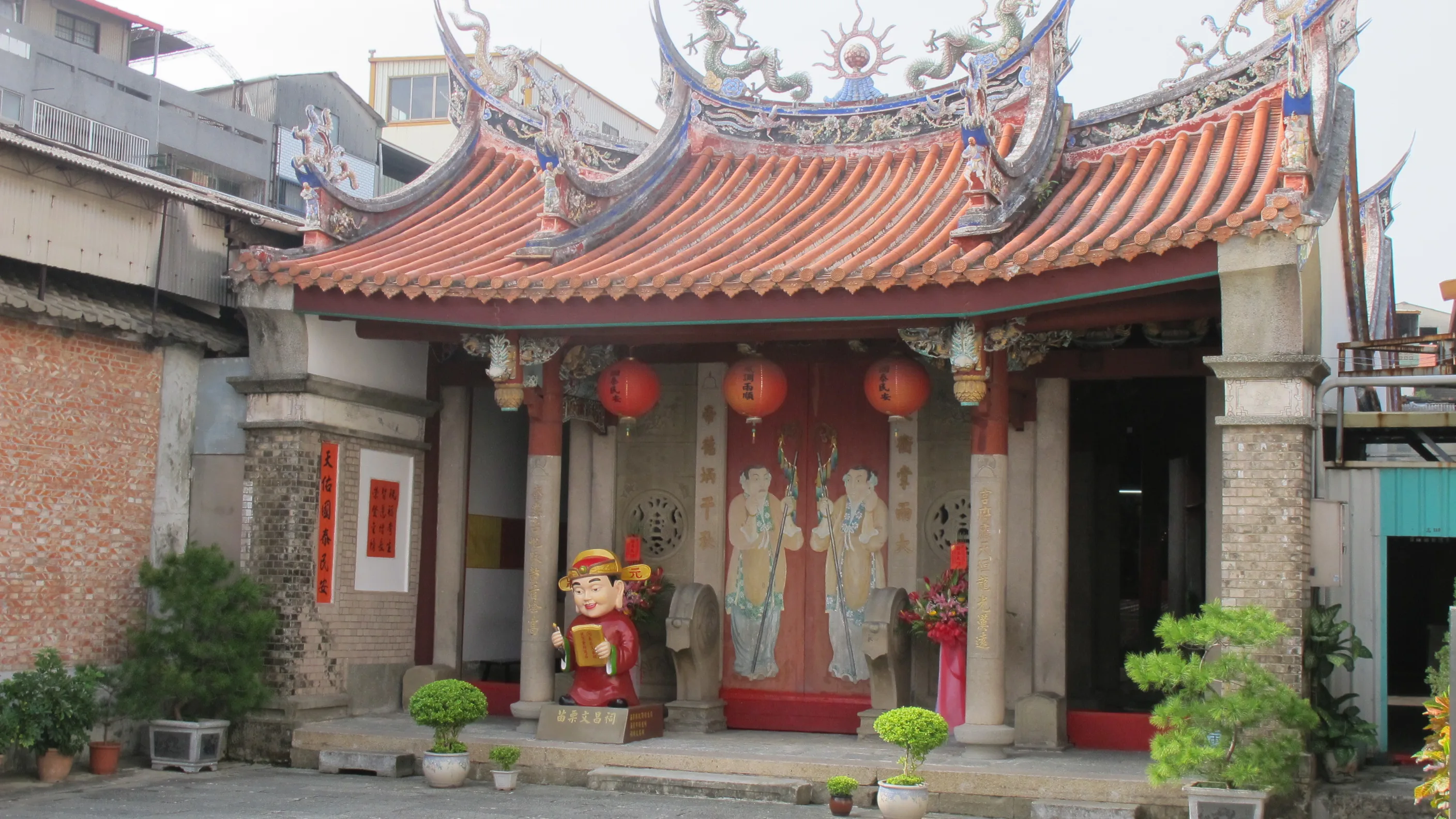 苗栗市文昌祠是栗社春秋二祭聯吟場所，設有英才書院，也是漢學中心。何來美攝