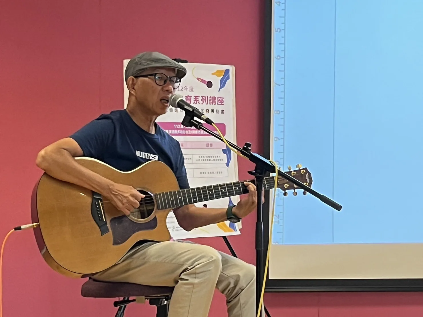 金曲客家專輯得主顏志文現場演唱。屏東文化處提供