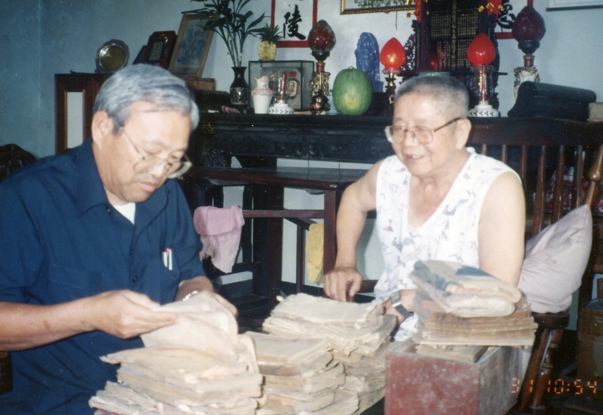 1995年鄉土文史學家陳運棟（左）得知吳文虎保有栗社詩集油印稿，前訪拜會取得後付梓，原稿則捐給苗栗縣文化局典藏。何來美攝