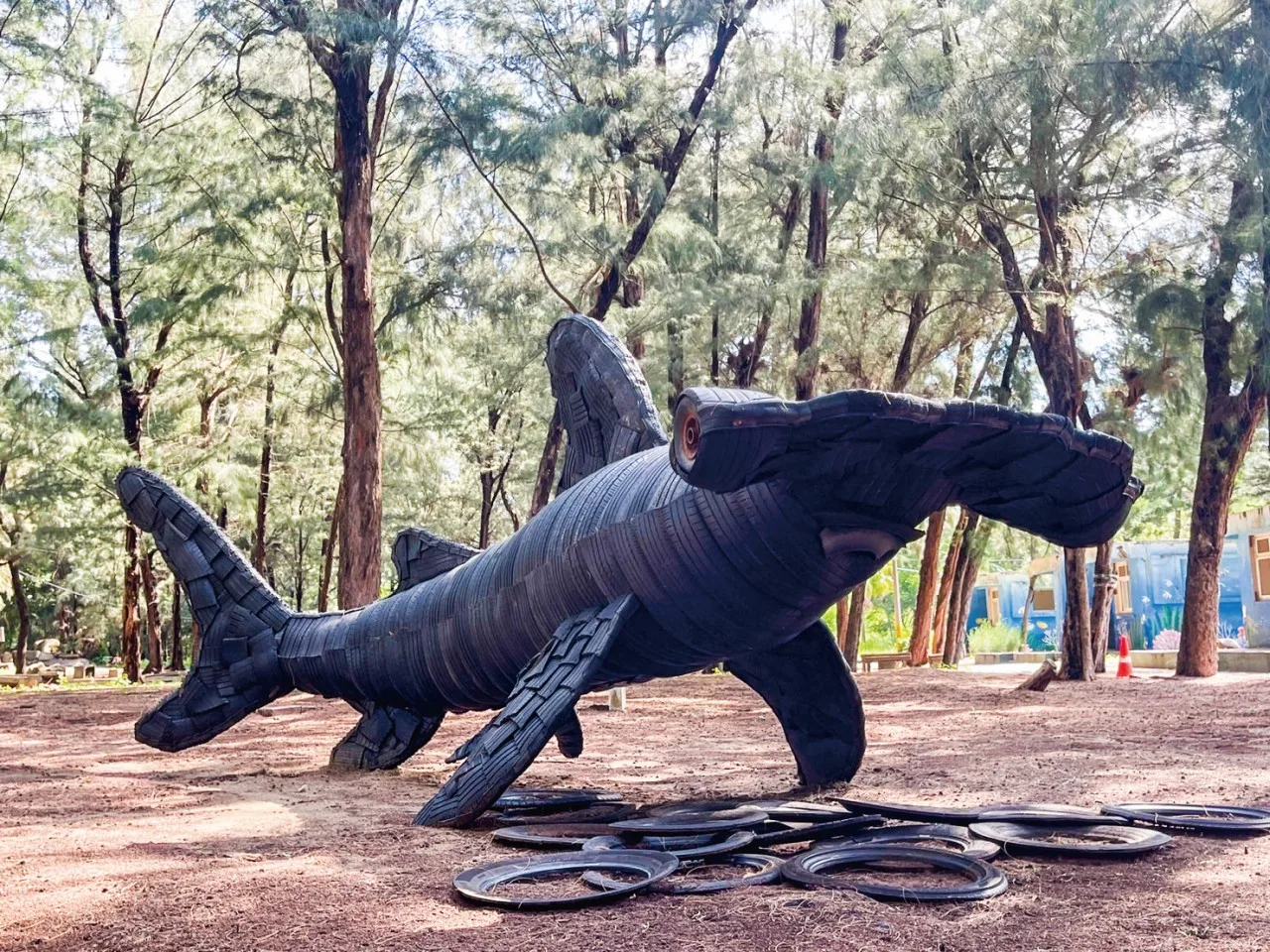 雙髻鯊Hammerhead Shark，由李睿紘以鐵回收輪胎創作，希望大家能夠認識雙髻鯊生態問題。翻攝苗南海地景藝術節網站