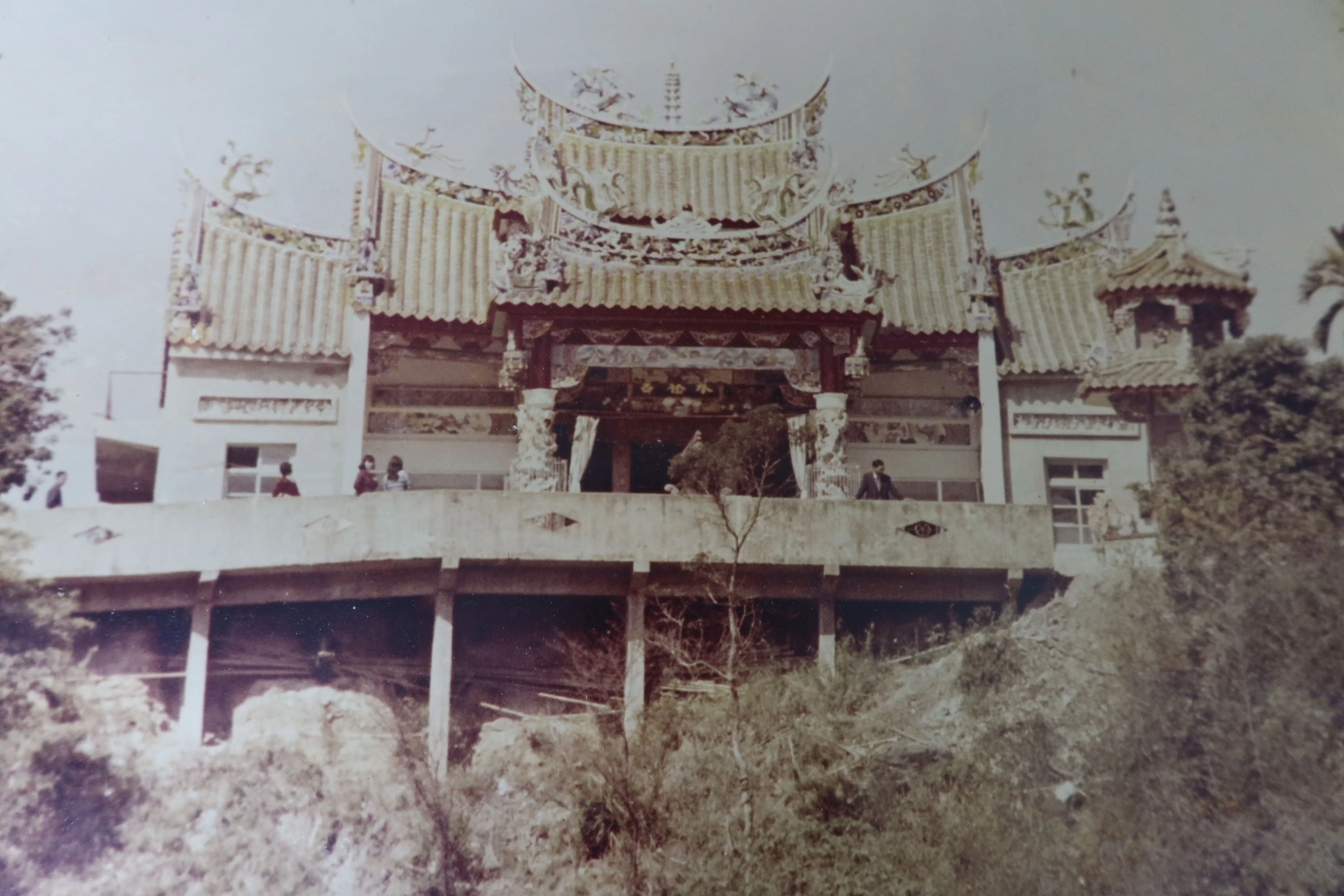 1972年明德水庫蓄水後重建的永春宮原貌。永春宮管委會提供