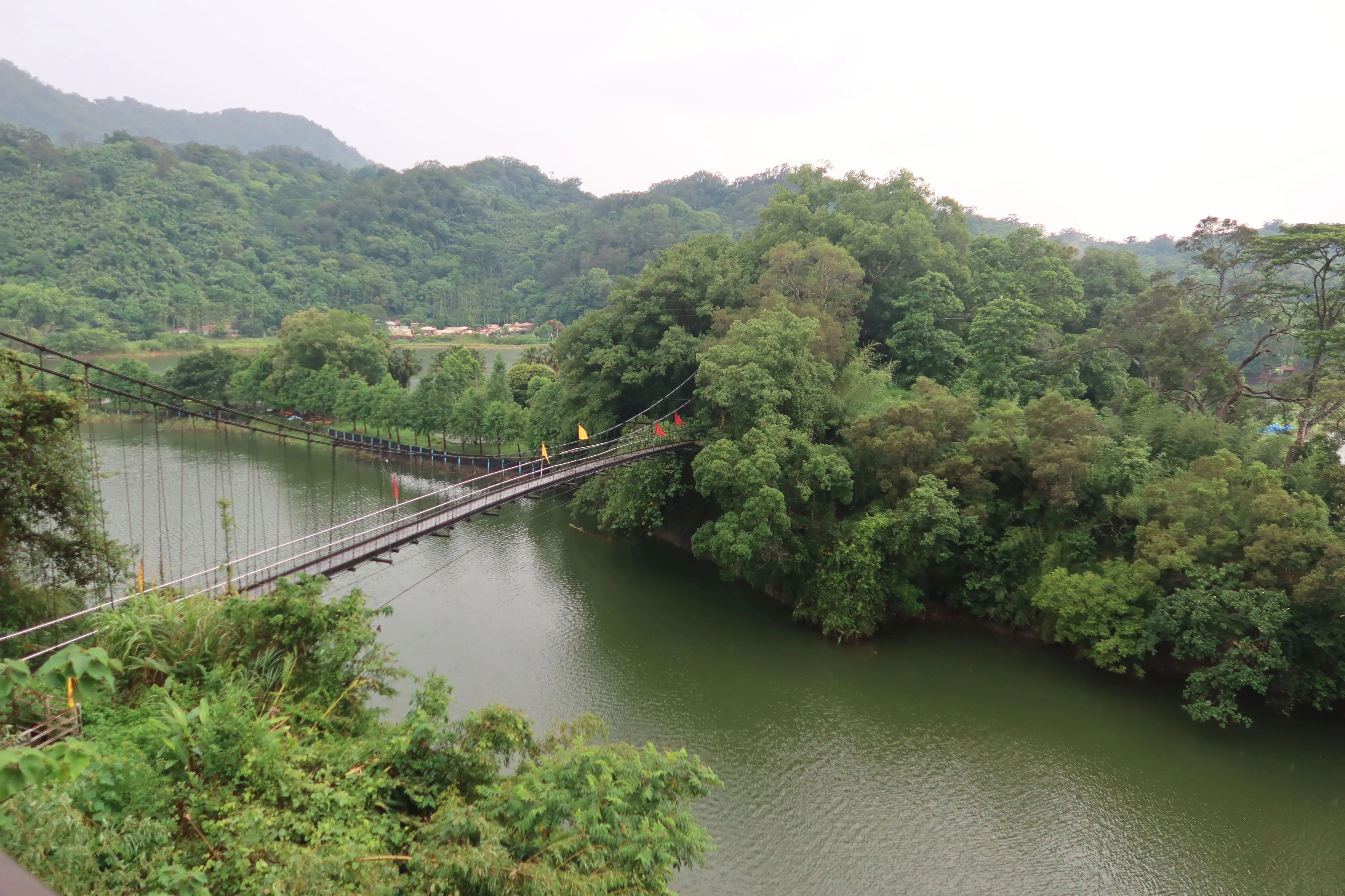 永春宮廟址位於小山丘上，舊名石凸仔，水庫蓄水後建有吊橋相連。何來美攝