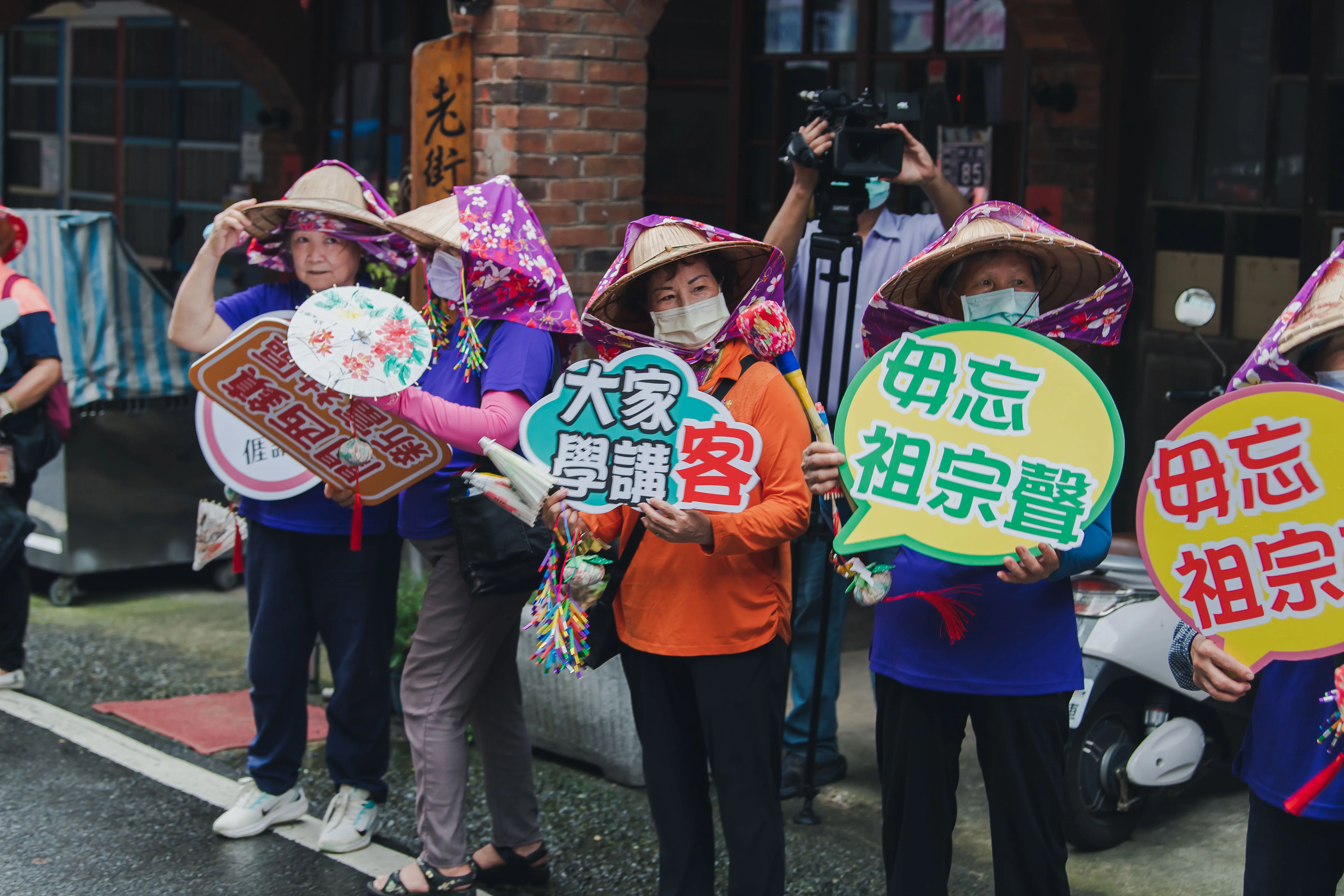 踩街遊行在地社區居民熱情歡迎踩街隊伍。浪漫台三線藝術季提供